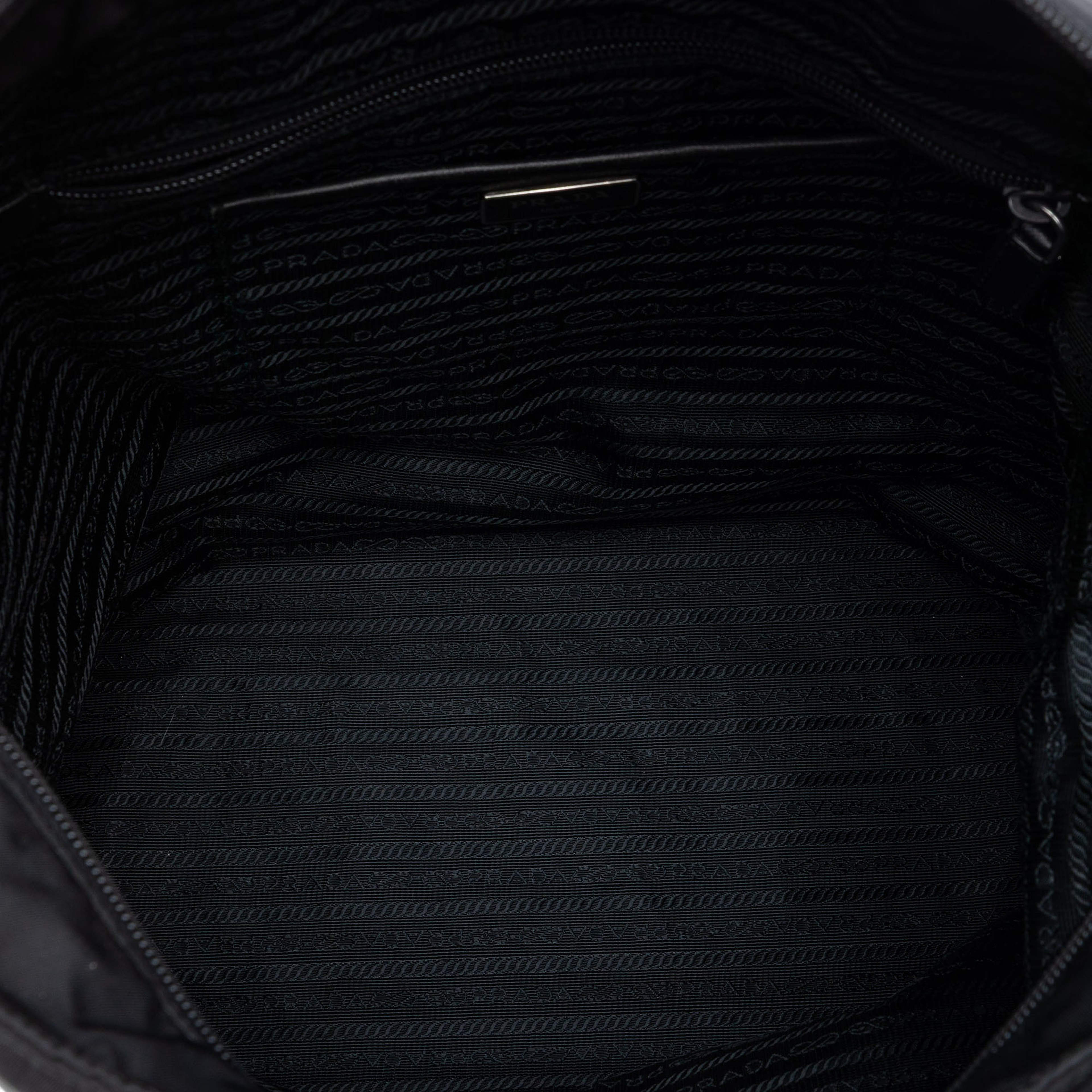 Prada Tessuto Satchel, från Luxclusif, i färgen black. Klicka för att öppna bilden i stort format