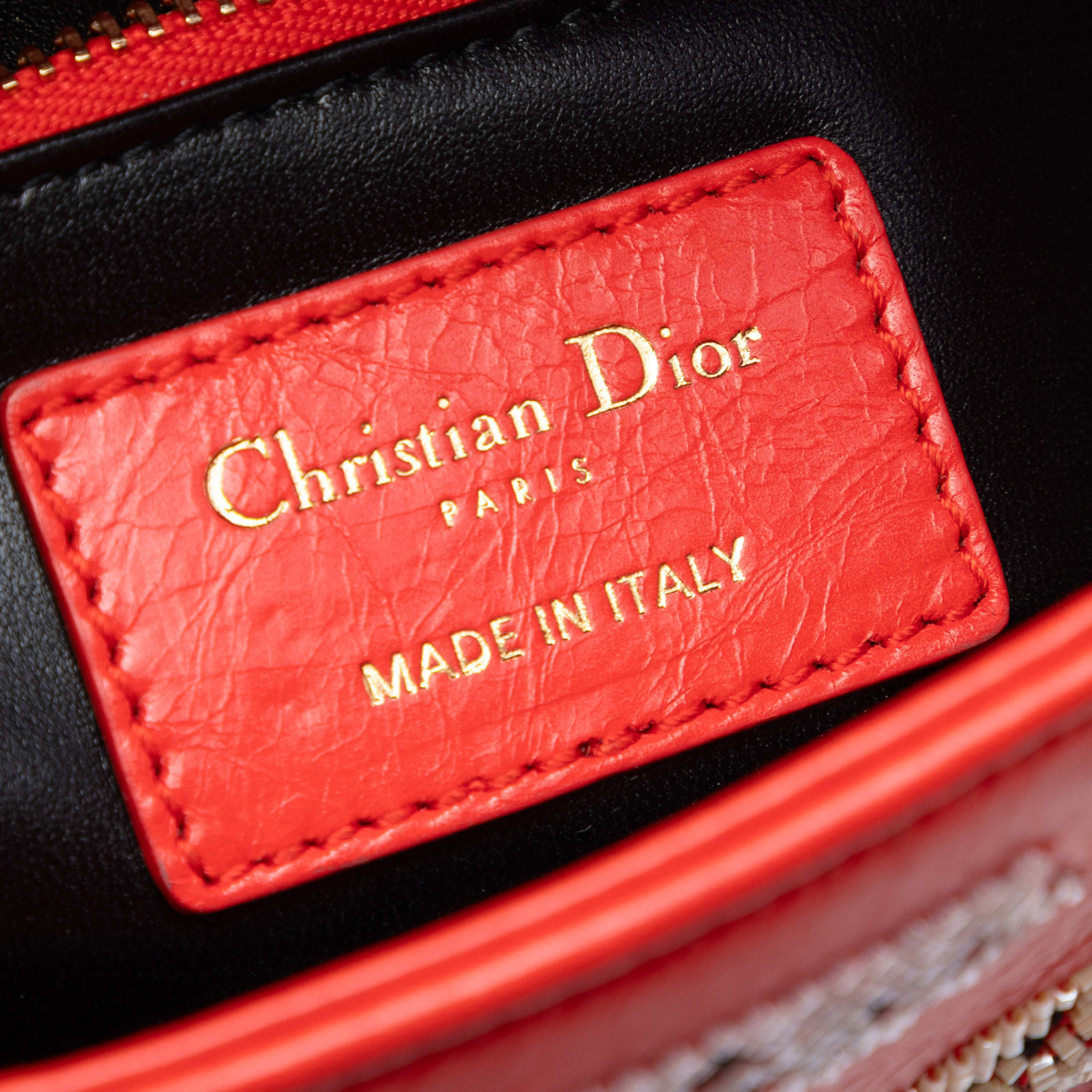 Dior Mini Calfskin Beaded Lady Dior, från Luxclusif, i färgen röd. Klicka för att öppna bilden i stort format