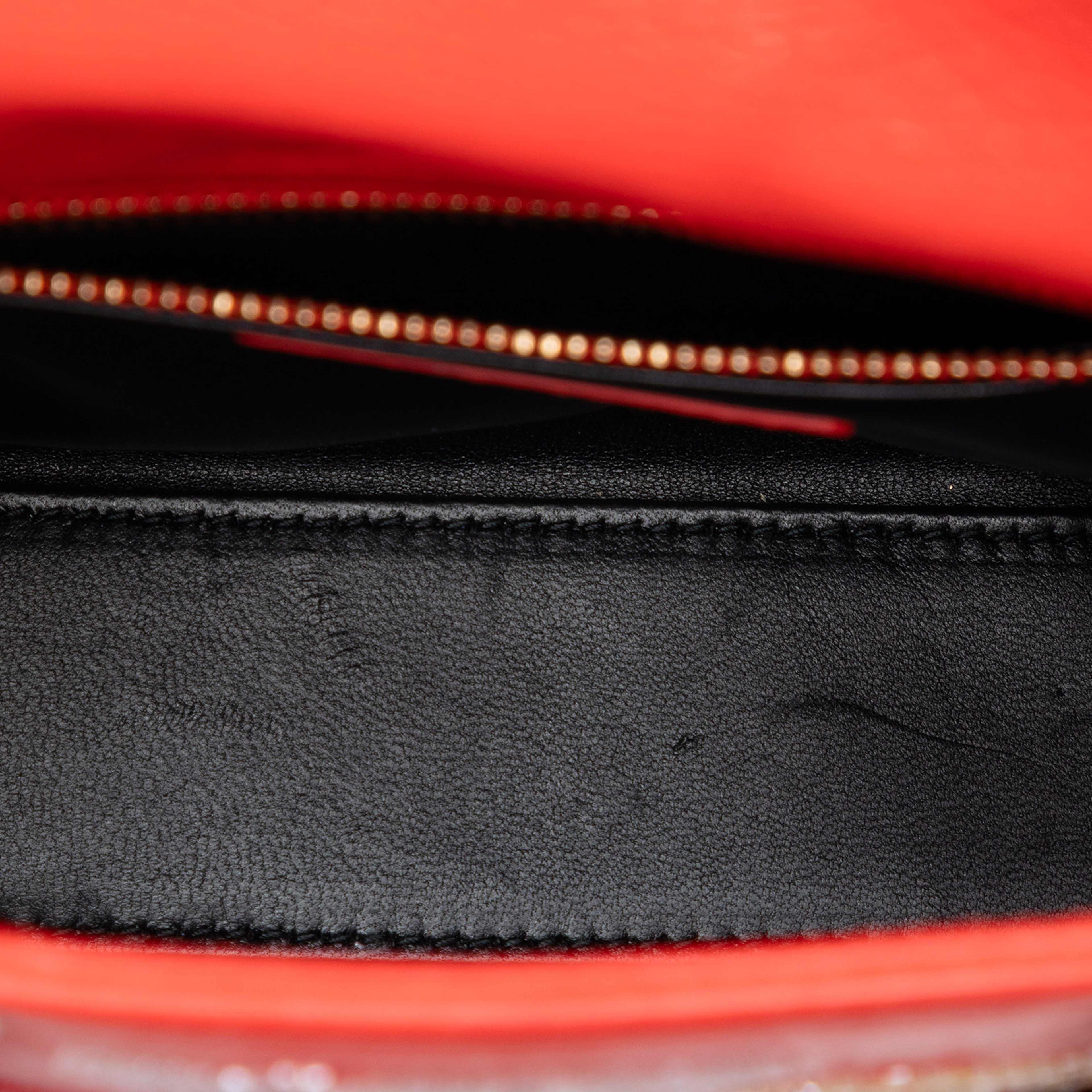 Dior Mini Calfskin Beaded Lady Dior, från Luxclusif, i färgen red. Klicka för att öppna bilden i stort format