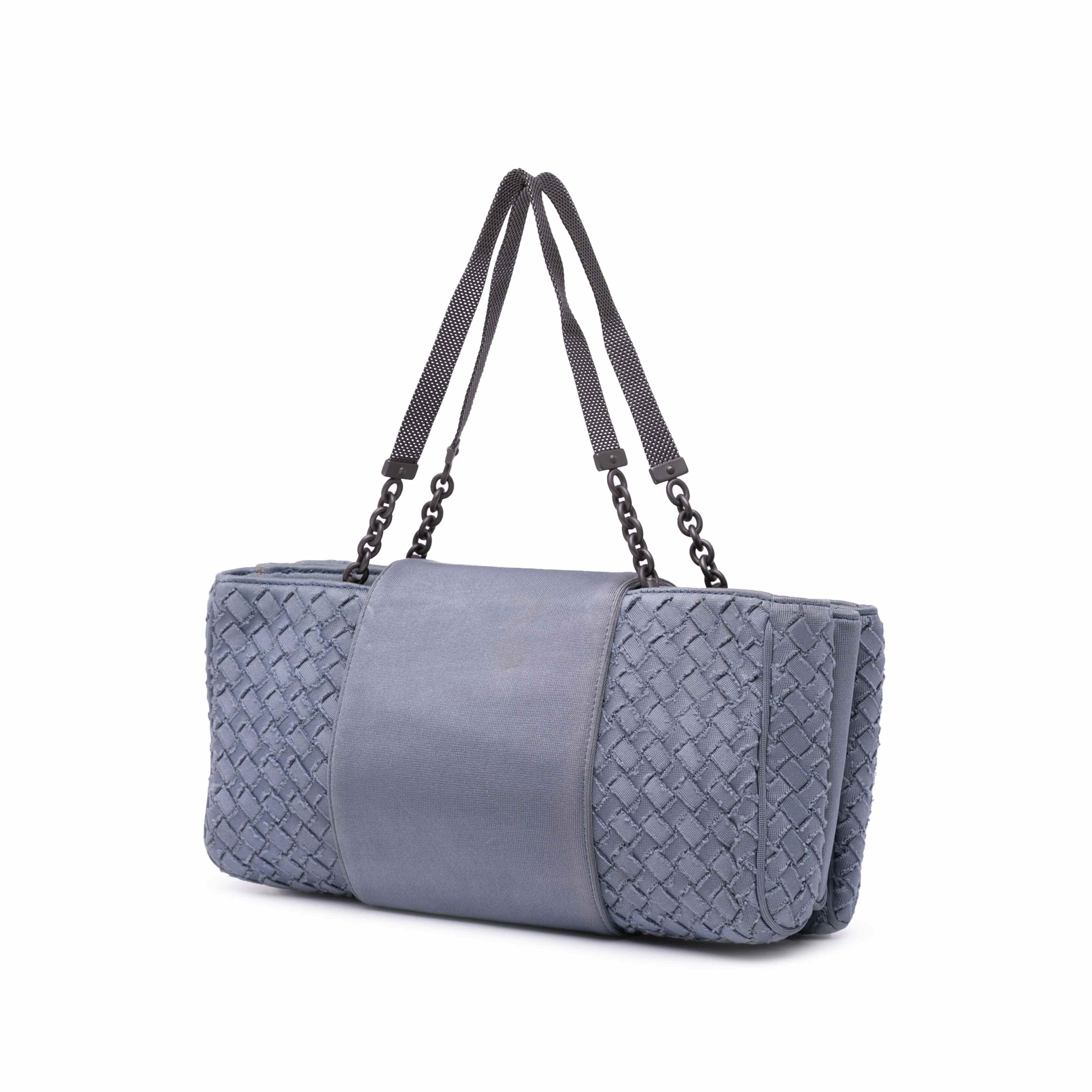 Bottega Veneta Canvas Intrecciato Buckle Flap Handbag, från Luxclusif, i färgen denim. Klicka för att öppna bilden i stort format