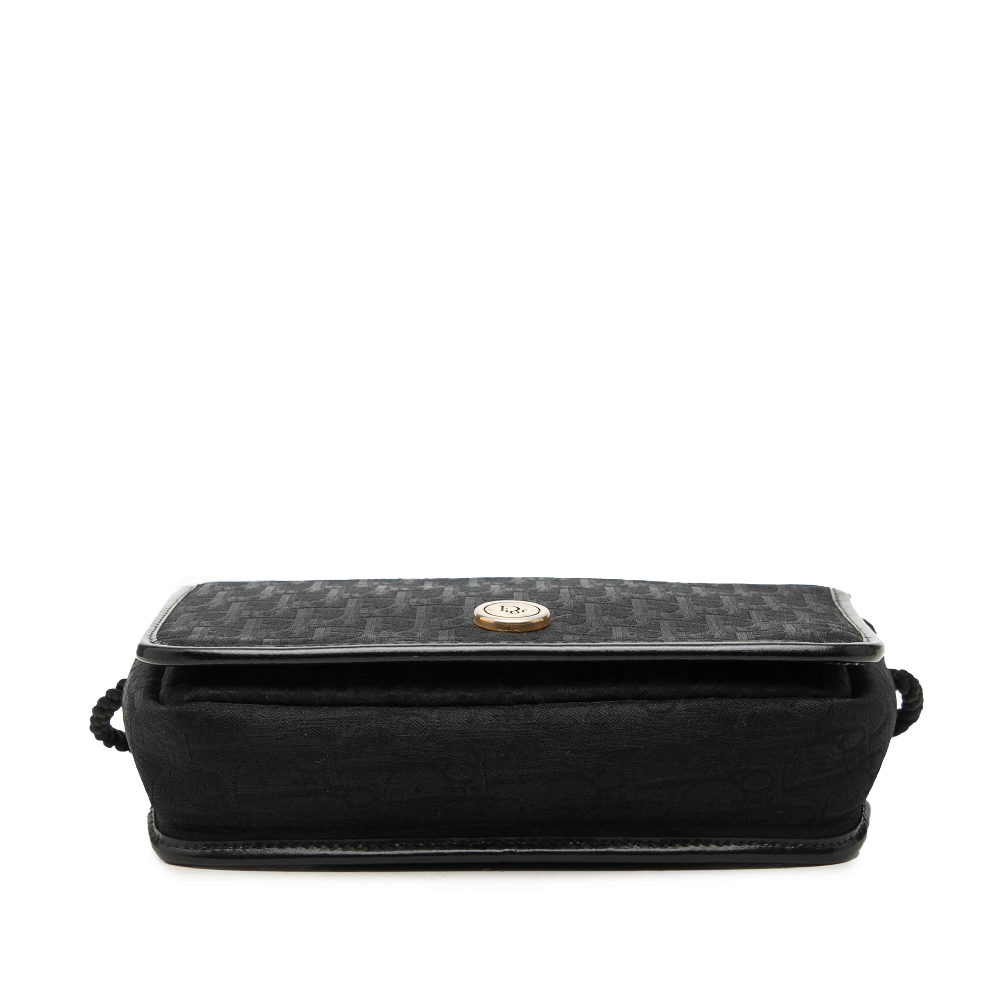 Dior Diorissimo Trotter Canvas Flap Crossbody, från Luxclusif, i färgen svart. Klicka för att öppna bilden i stort format