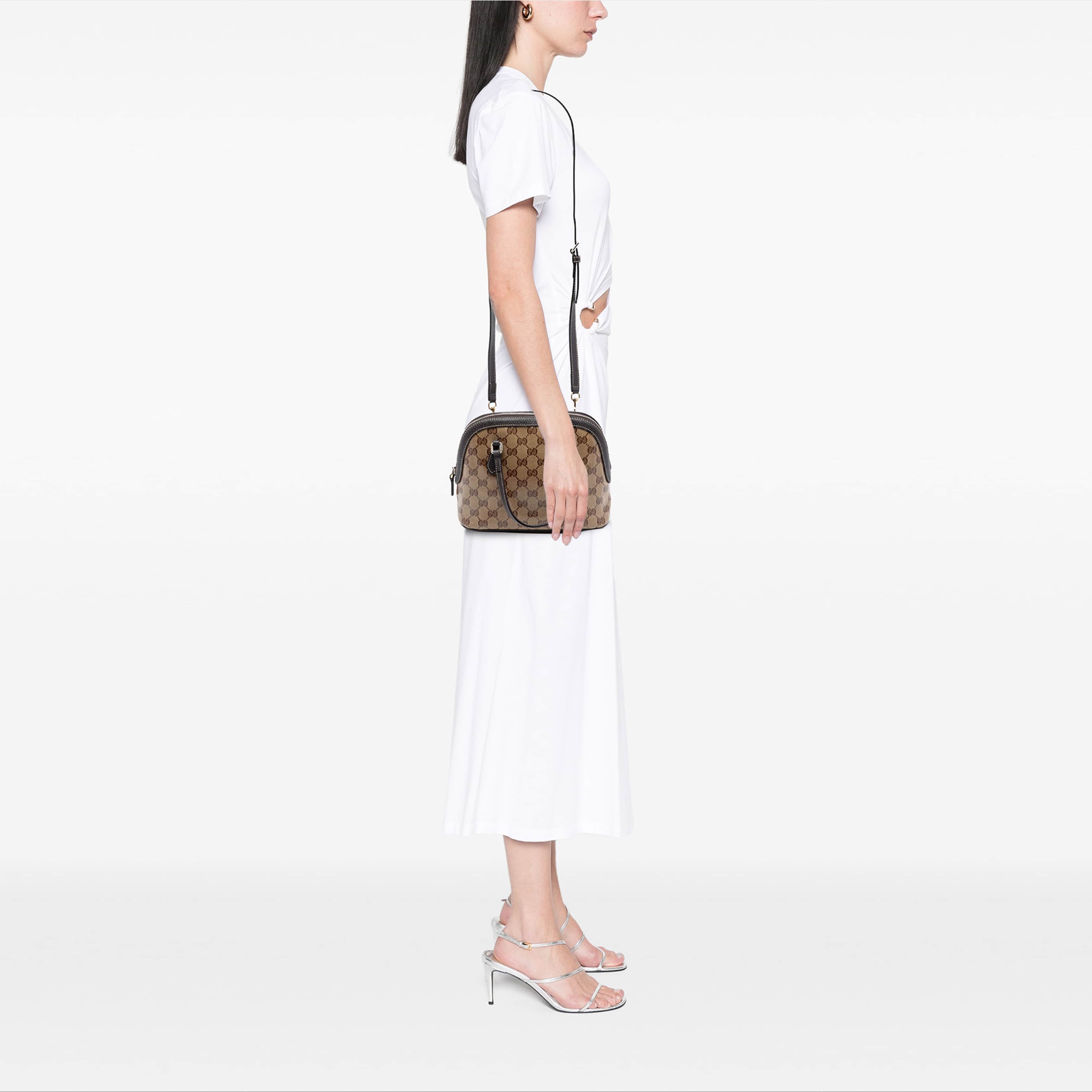 Gucci Mini Gg Crystal Dome Satchel, från Luxclusif, i färgen beige. Klicka för att öppna bilden i stort format