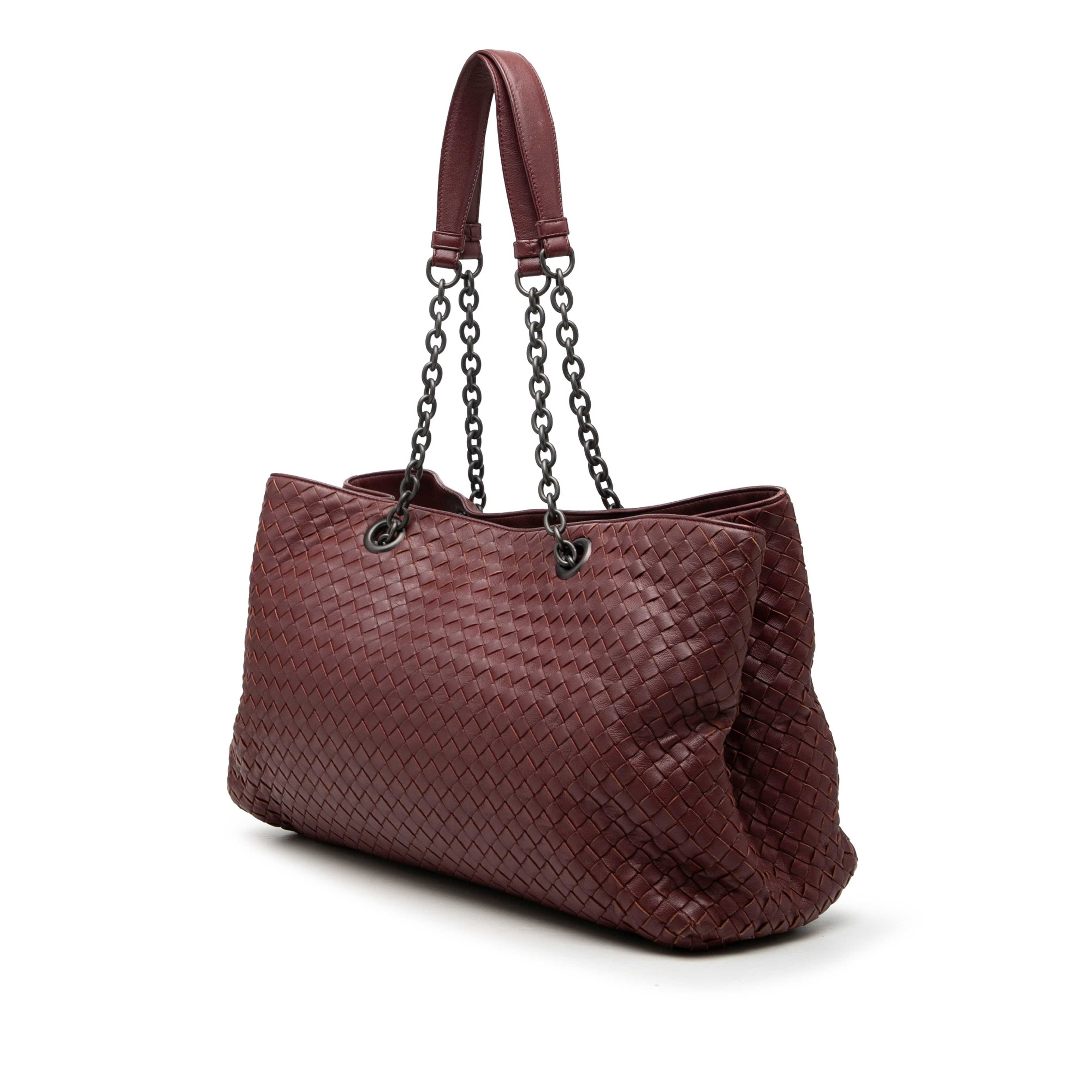Bottega Veneta Large Nappa Intrecciato Double Chain Tote, från Luxclusif, i färgen bordeaux. Klicka för att öppna bilden i stort format