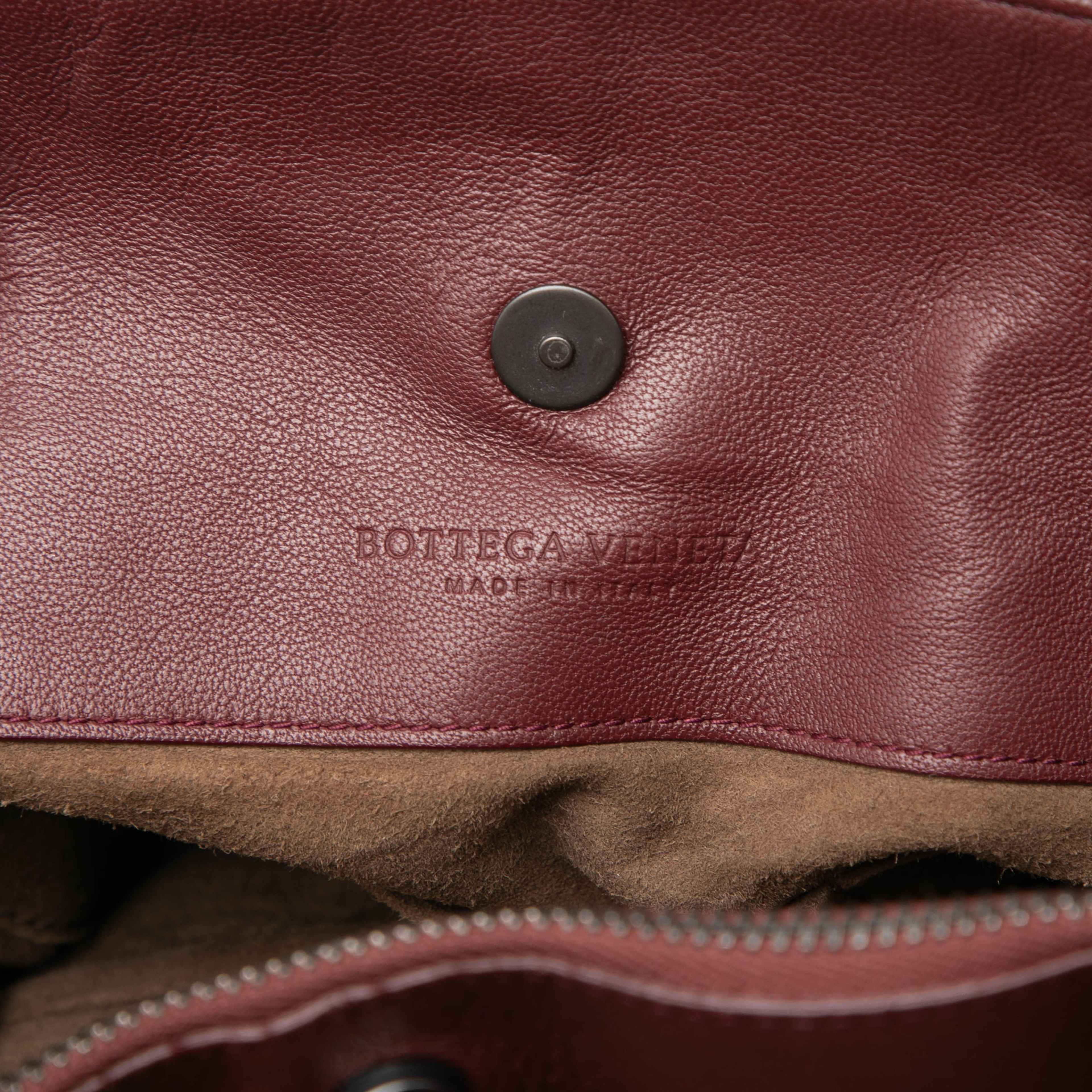 Bottega Veneta Large Nappa Intrecciato Double Chain Tote, från Luxclusif, i färgen bordeaux. Klicka för att öppna bilden i stort format