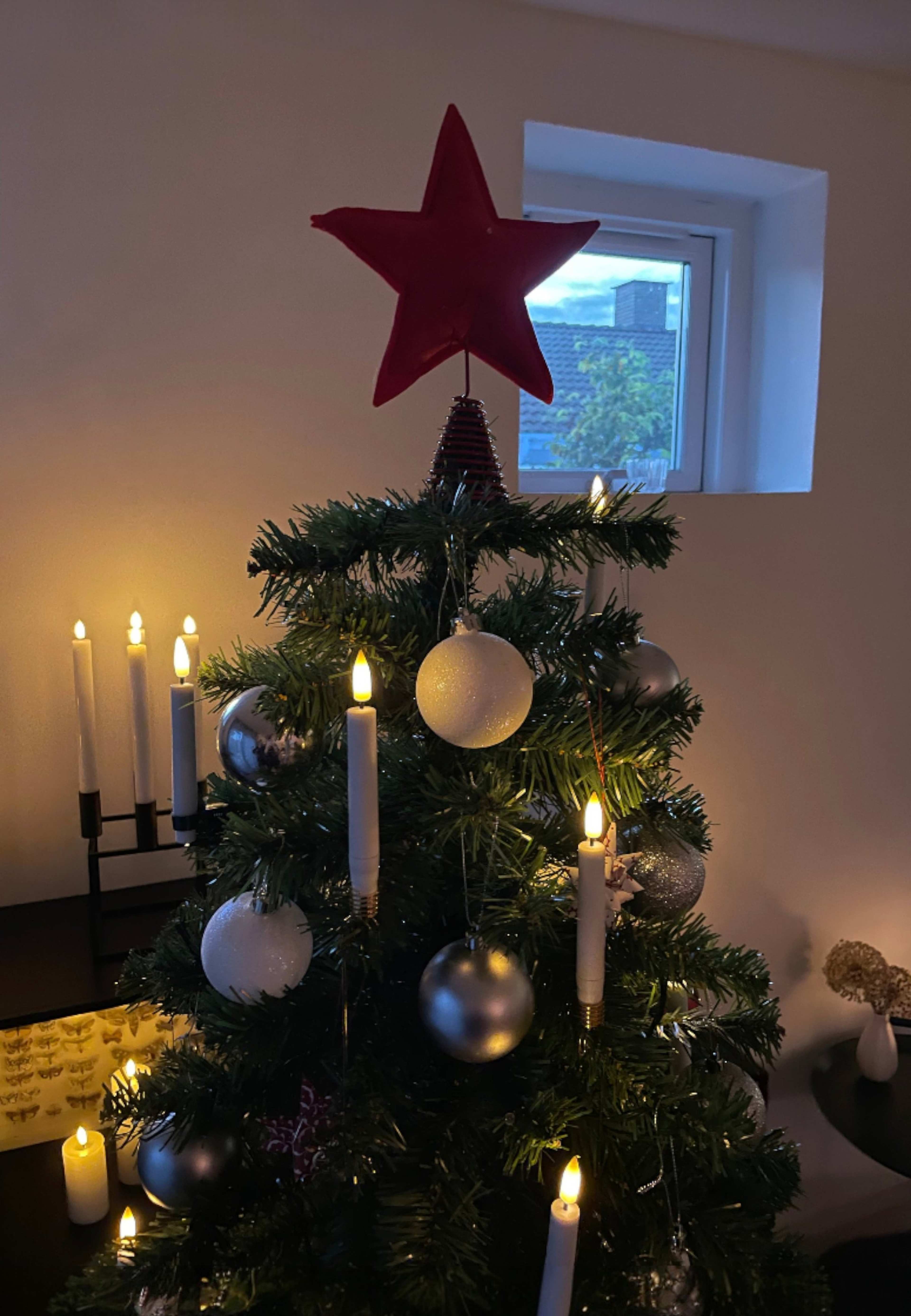 Sia Uppladdningsbara Led-julljus 4 St, från Led Nordic, i färgen vit. Klicka för att öppna bilden i stort format