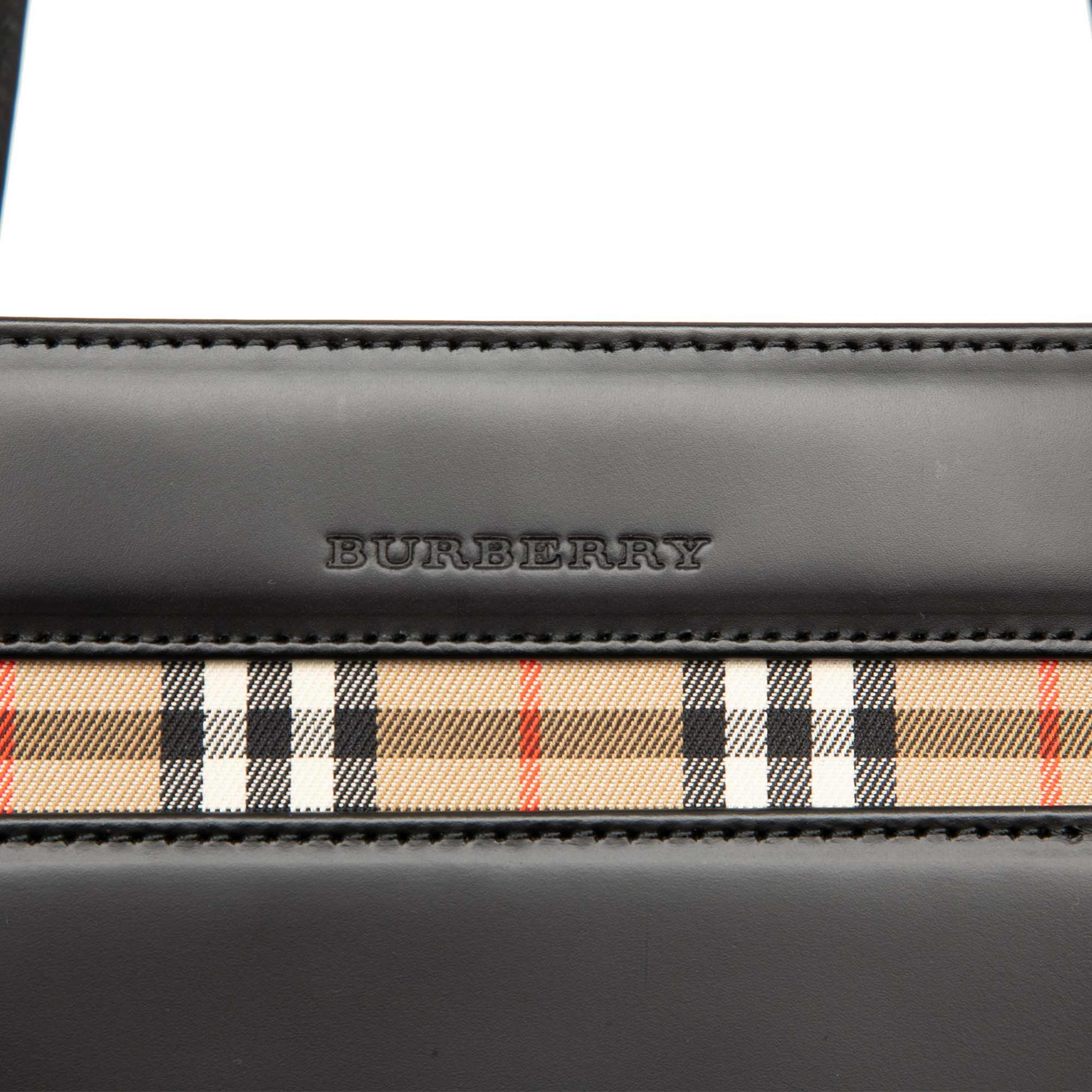Burberry House Check Trimmed Leather Handbag, från Luxclusif, i färgen black. Klicka för att öppna bilden i stort format