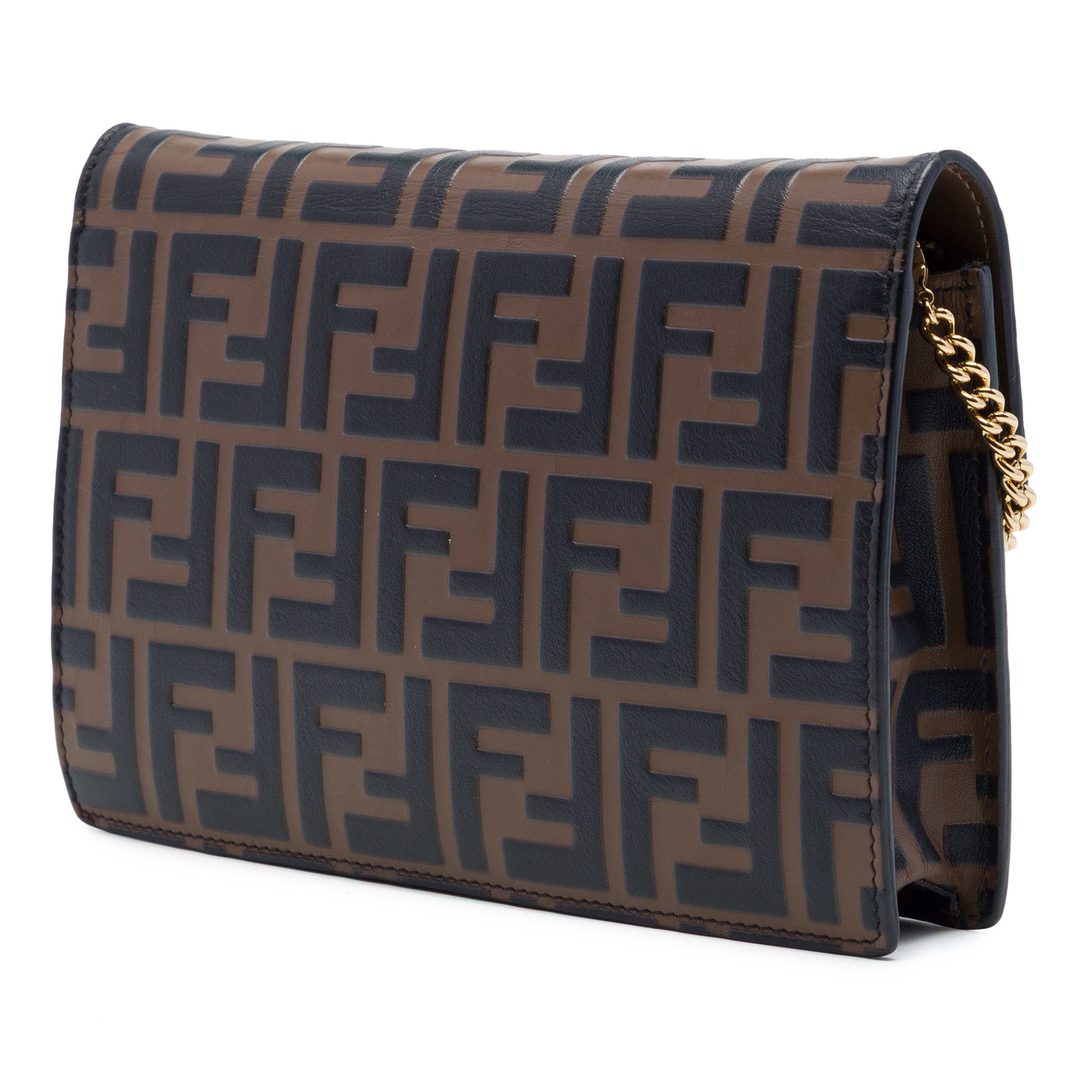 Fendi Zucca Embossed Leather F Is Fendi Envelope Wallet On Chain, från Luxclusif, i färgen brun. Klicka för att öppna bilden i stort format