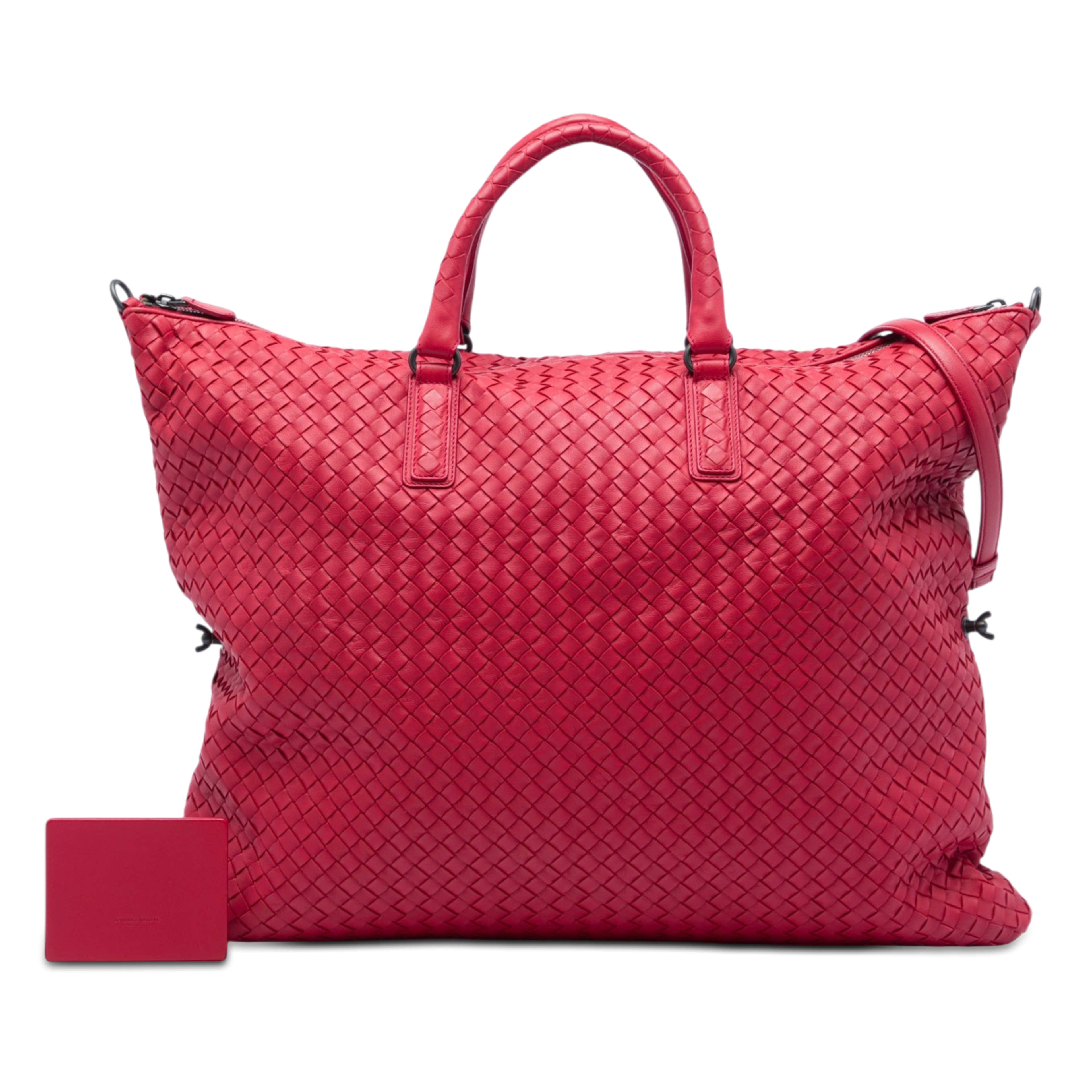Bottega Veneta Maxi Nappa Intrecciato Convertible Tote, från Luxclusif, i färgen röd. Klicka för att öppna bilden i stort format