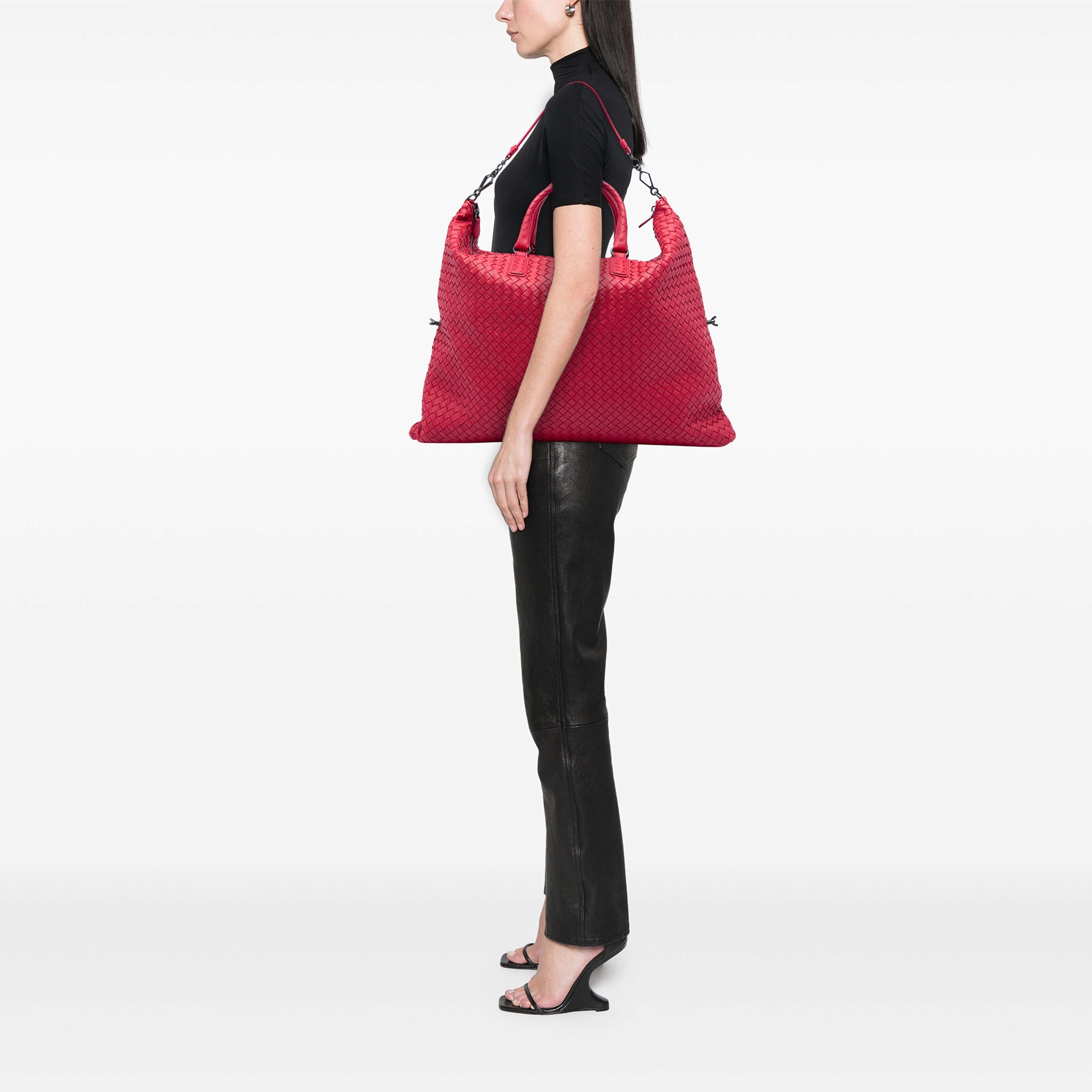 Bottega Veneta Maxi Nappa Intrecciato Convertible Tote, från Luxclusif, i färgen röd. Klicka för att öppna bilden i stort format