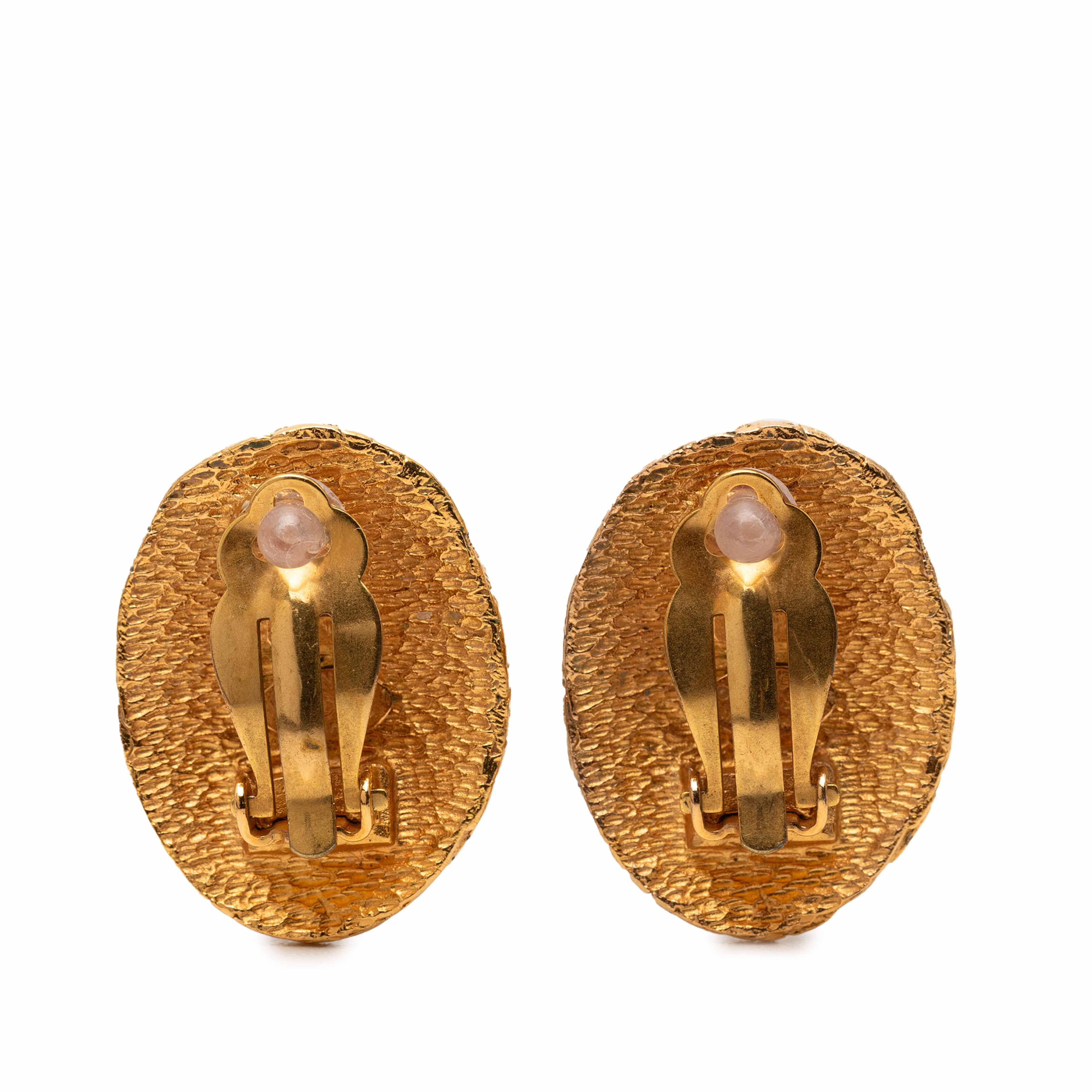 Chanel Cc Gold Plated Oval Clip On Earrings, från Luxclusif, i färgen gold. Klicka för att öppna bilden i stort format