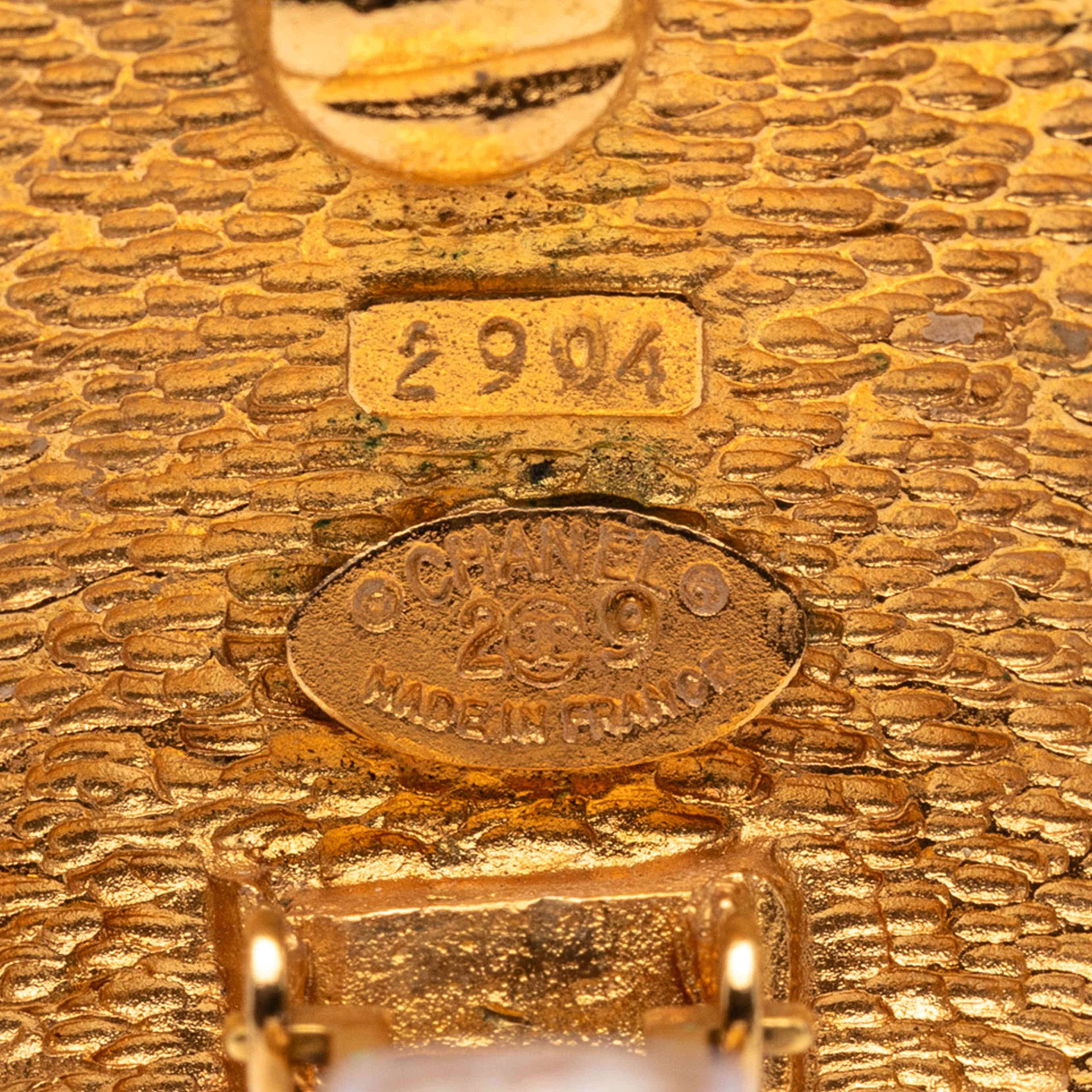 Chanel Cc Gold Plated Oval Clip On Earrings, från Luxclusif, i färgen gold. Klicka för att öppna bilden i stort format