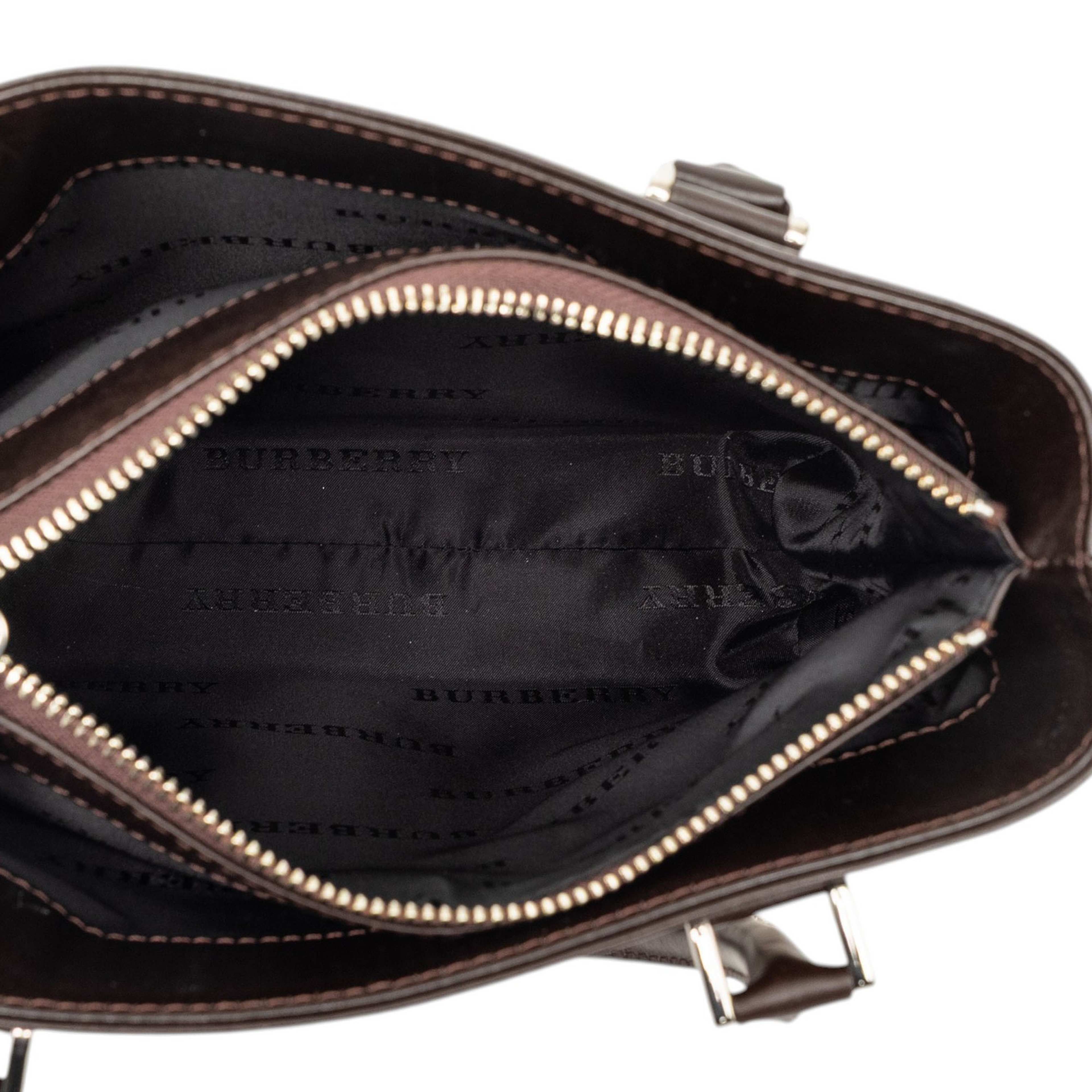 Burberry House Check Canvas Handbag, från Luxclusif, i färgen beige. Klicka för att öppna bilden i stort format