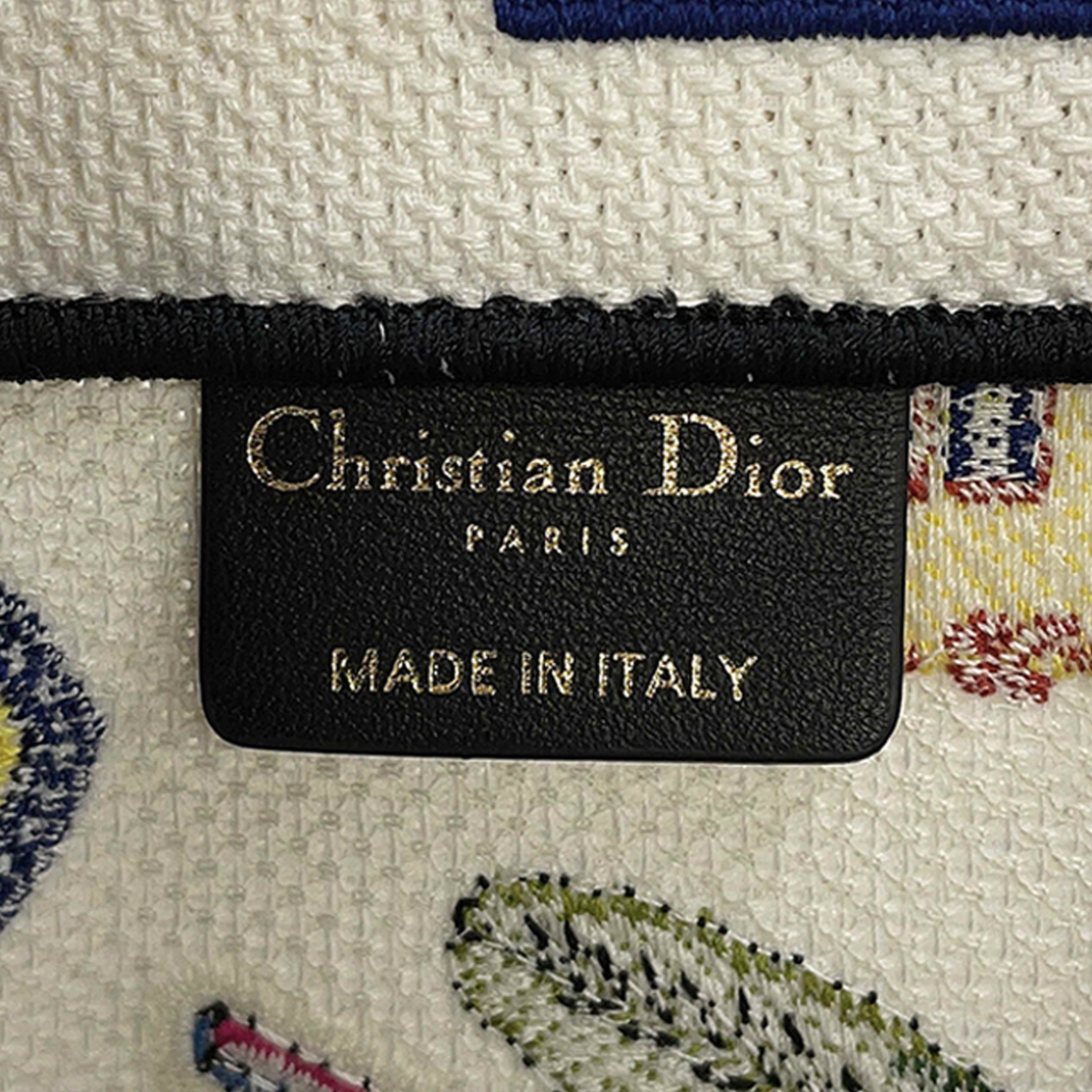 Dior Large Embroidered Canvas Indian Animals Book Tote, från Luxclusif, i färgen white. Klicka för att öppna bilden i stort format