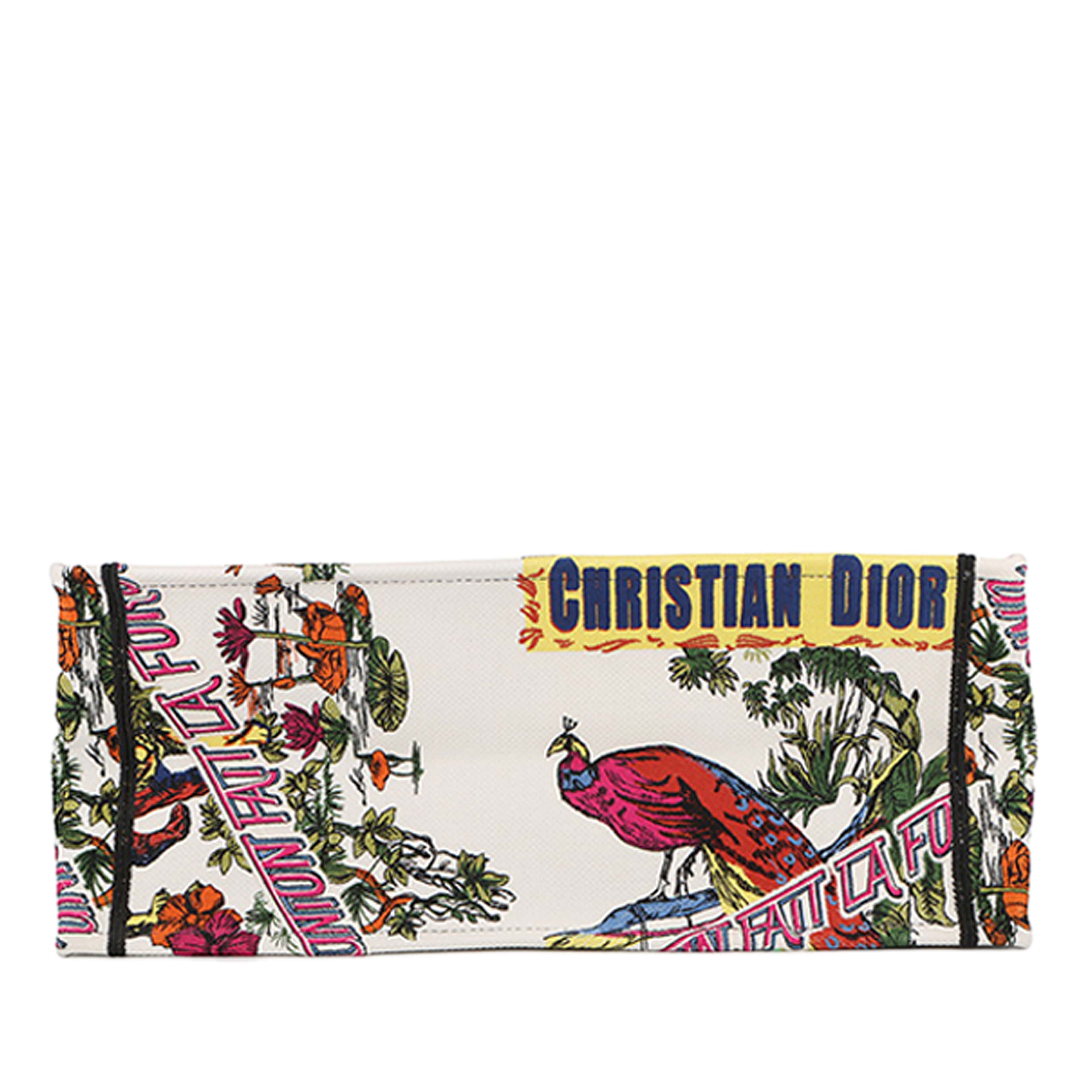 Dior Large Embroidered Canvas Indian Animals Book Tote, från Luxclusif, i färgen white. Klicka för att öppna bilden i stort format