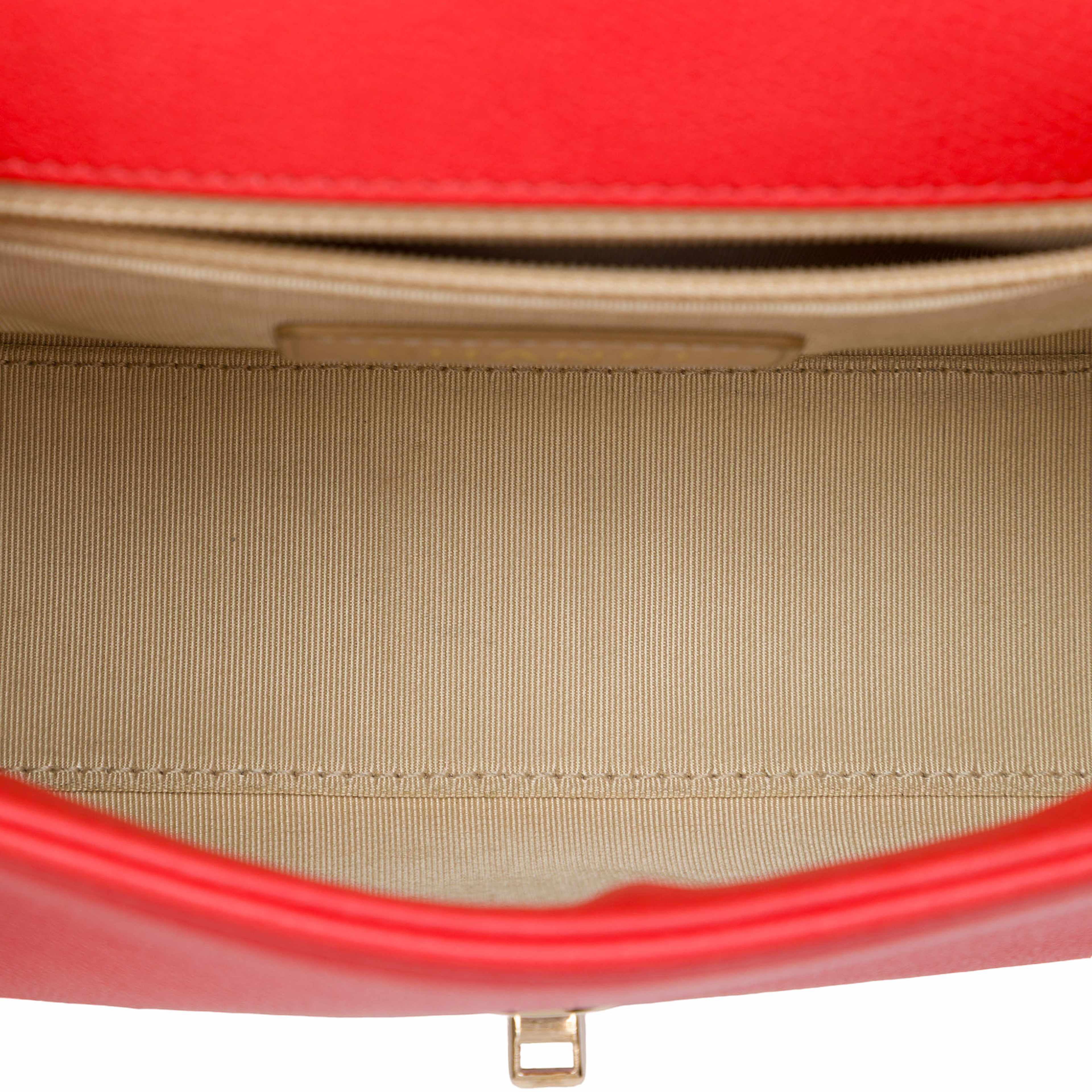 Chanel Small Quilted Grained Calfskin Label Click Flap, från Luxclusif, i färgen röd. Klicka för att öppna bilden i stort format