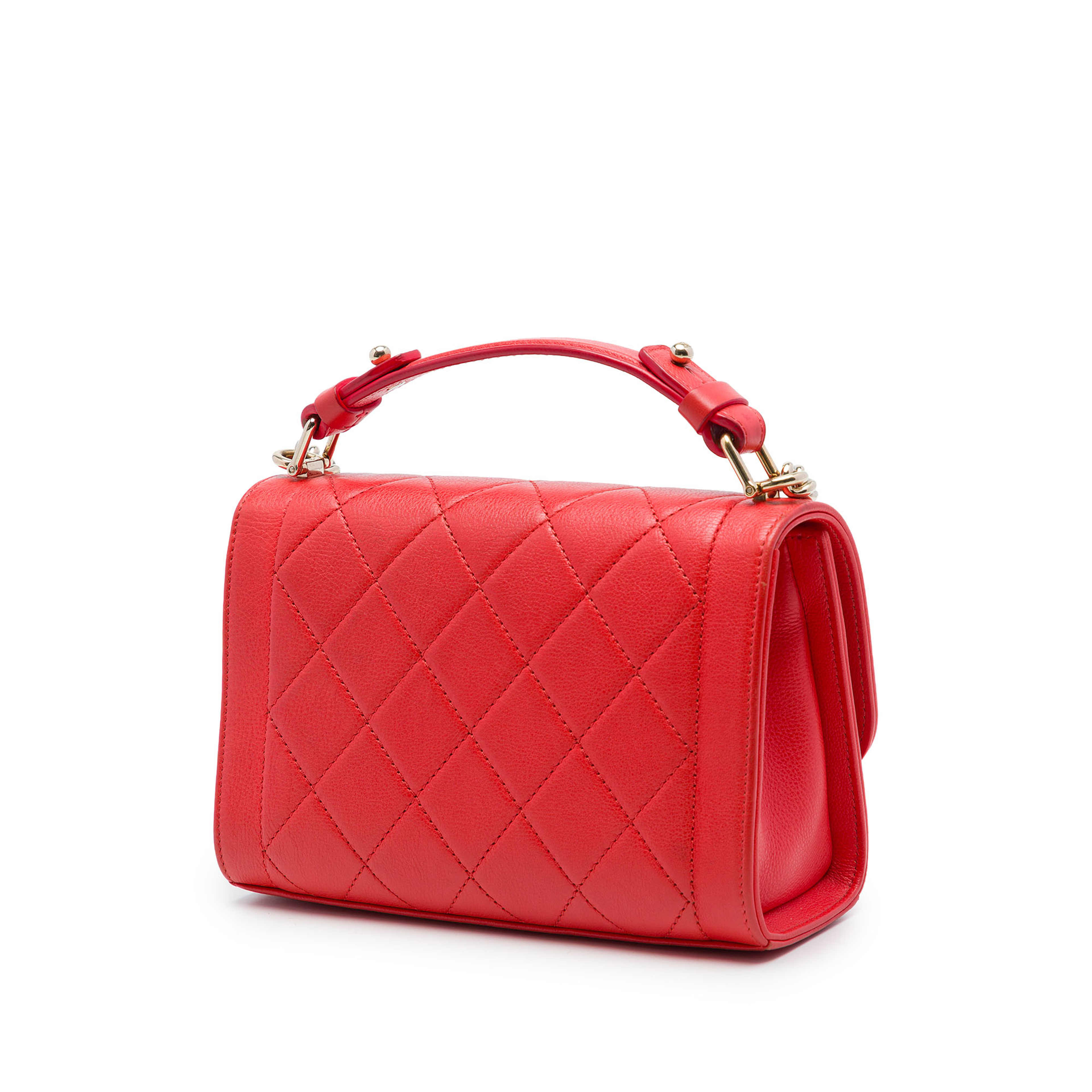 Chanel Small Quilted Grained Calfskin Label Click Flap, från Luxclusif, i färgen röd. Klicka för att öppna bilden i stort format