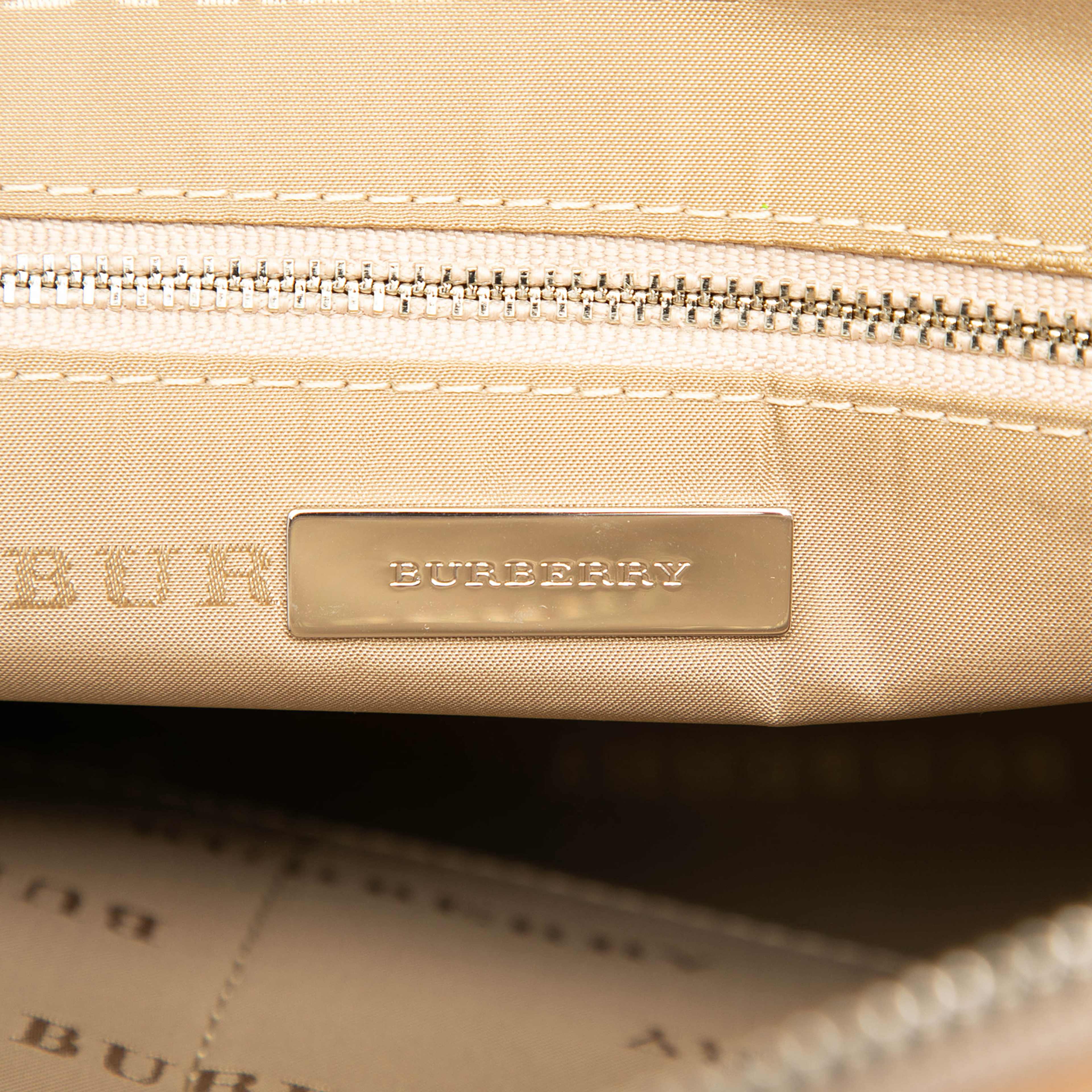 Burberry Leather Trimmed Canvas Dome Satchel, från Luxclusif, i färgen light beige. Klicka för att öppna bilden i stort format