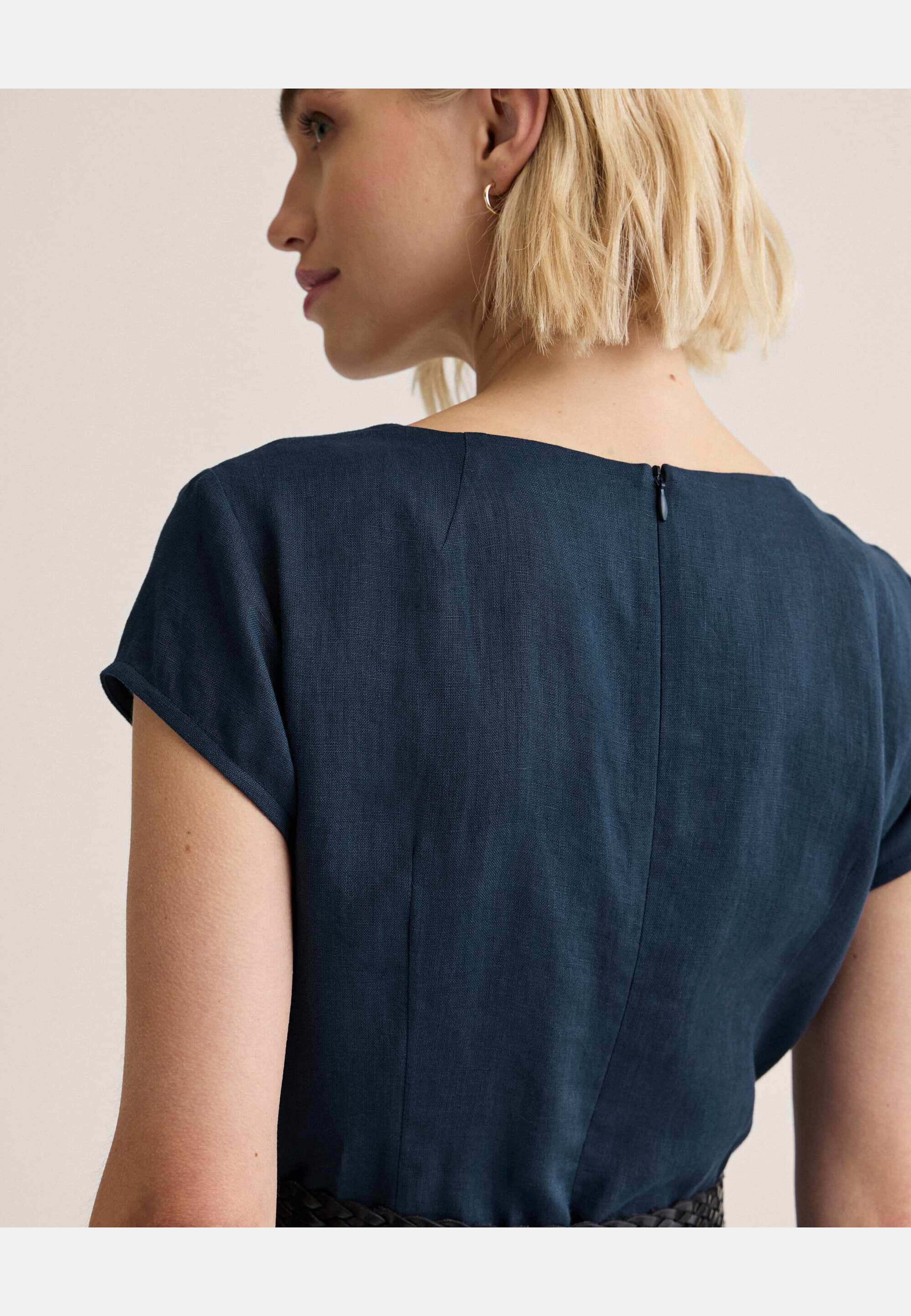 Klara Linen Dress, från Newhouse, i färgen marinblå. Klicka för att öppna bilden i stort format