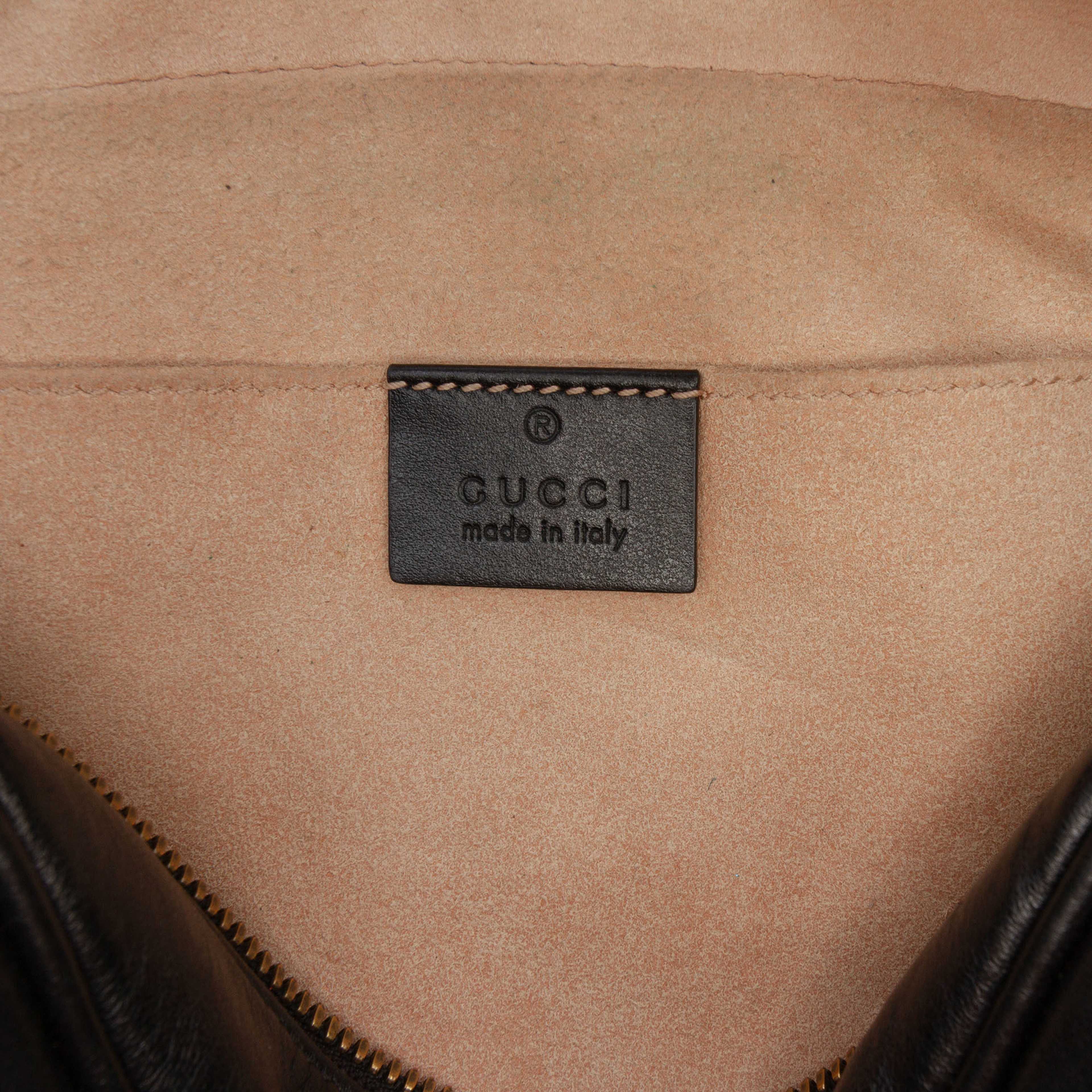 Gucci Small Gg Marmont Matelasse Leather Crossbody, från Luxclusif, i färgen black. Klicka för att öppna bilden i stort format