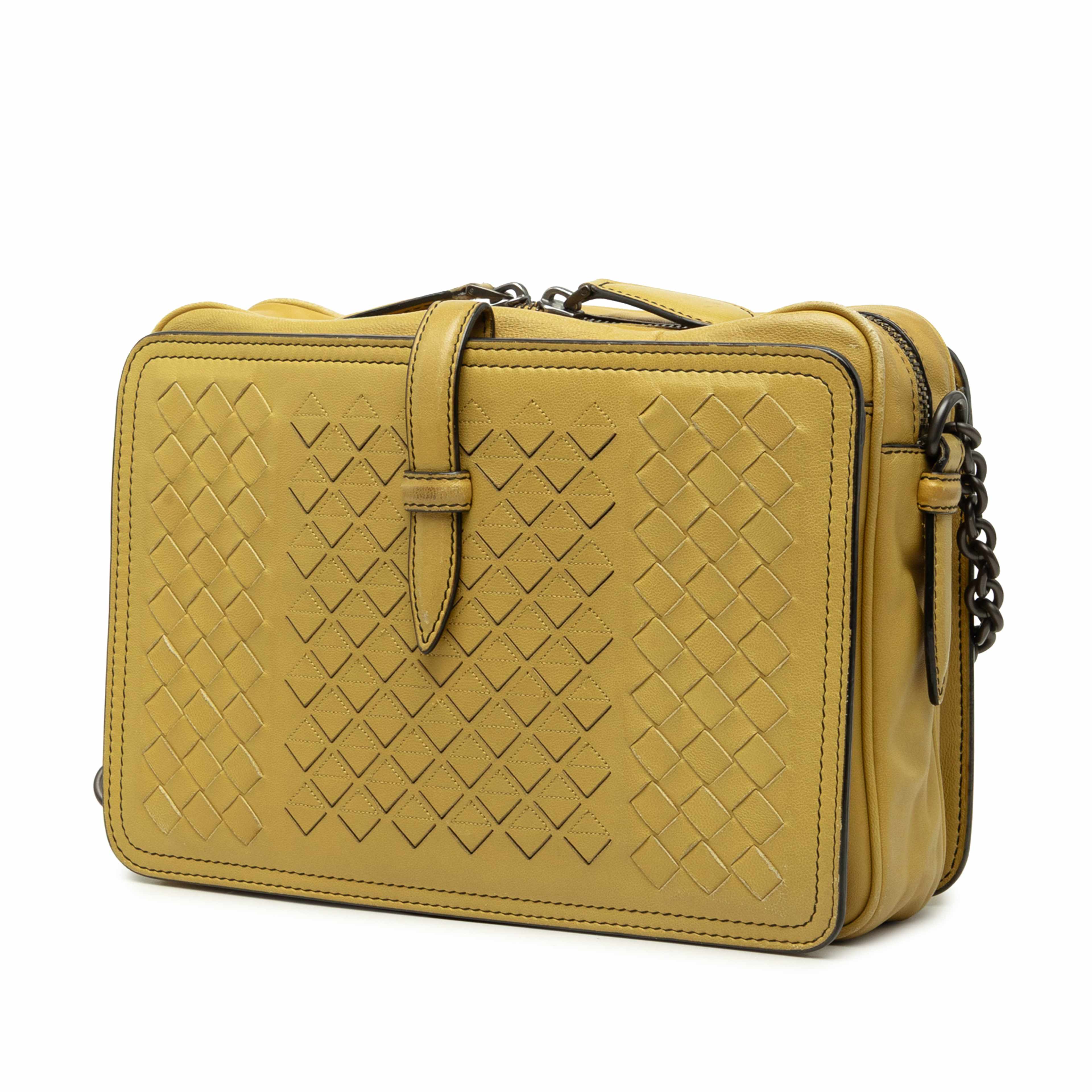 Bottega Veneta Nappa Intrecciato Belt Flap Camera Bag, från Luxclusif, i färgen gul. Klicka för att öppna bilden i stort format