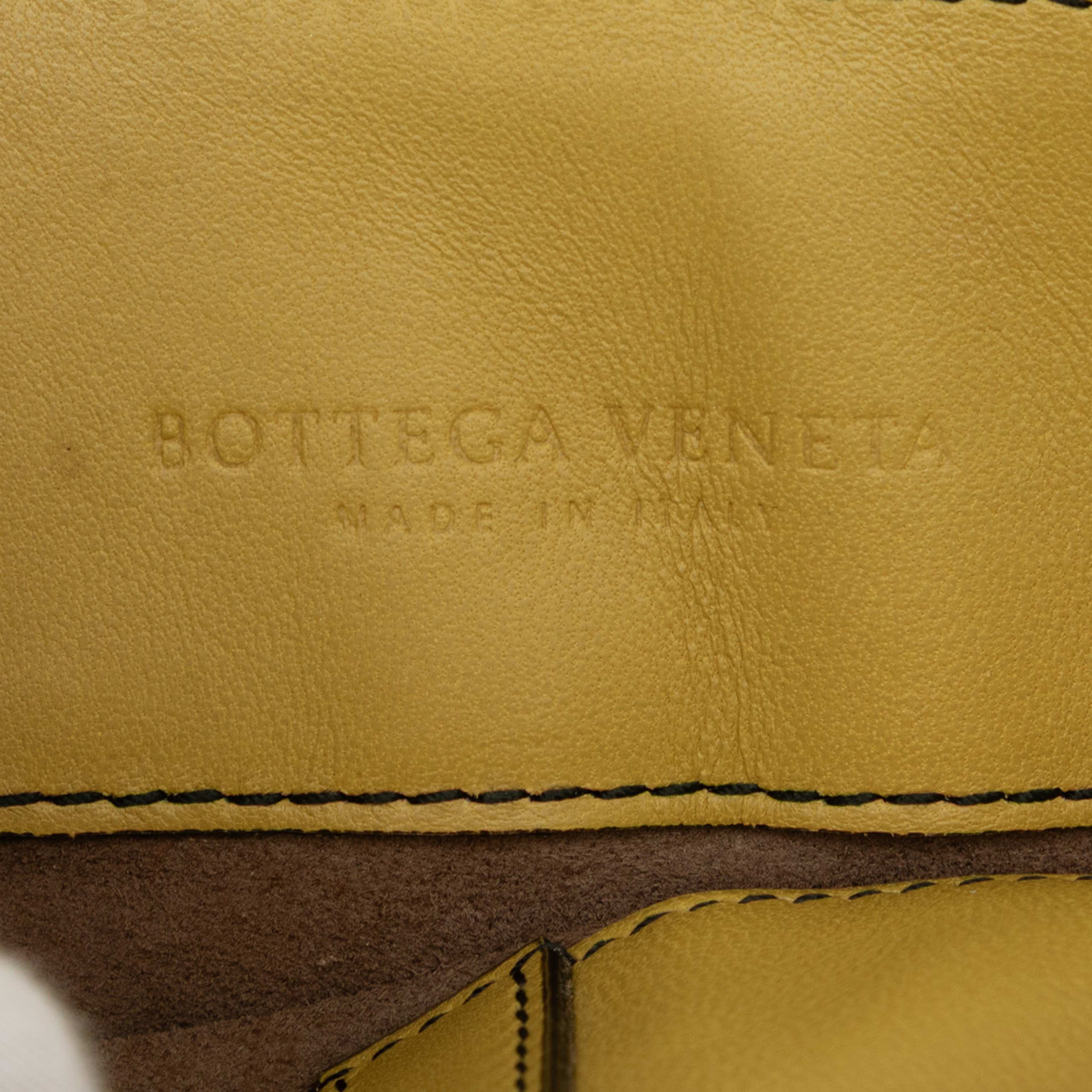 Bottega Veneta Nappa Intrecciato Belt Flap Camera Bag, från Luxclusif, i färgen gul. Klicka för att öppna bilden i stort format