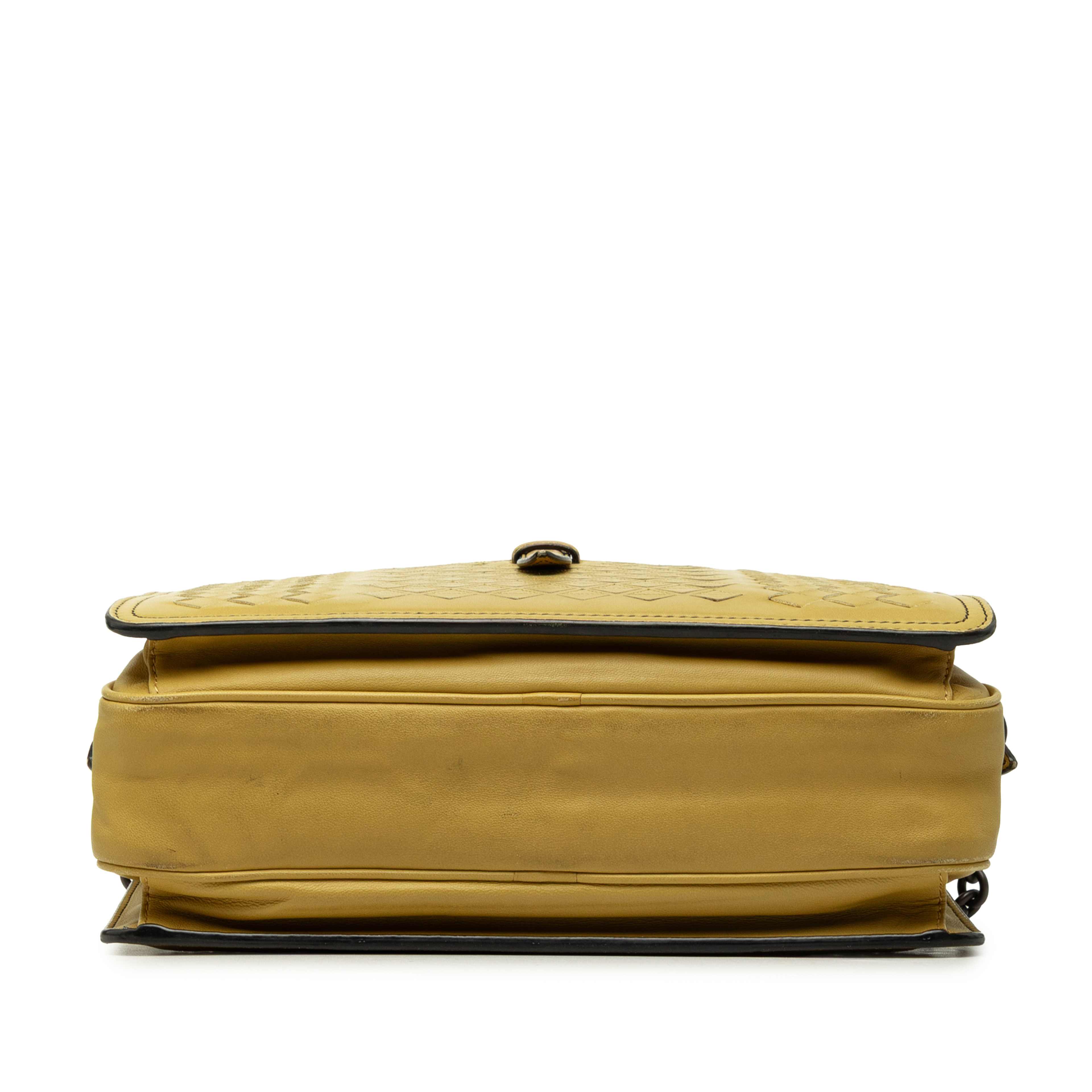 Bottega Veneta Nappa Intrecciato Belt Flap Camera Bag, från Luxclusif, i färgen gul. Klicka för att öppna bilden i stort format