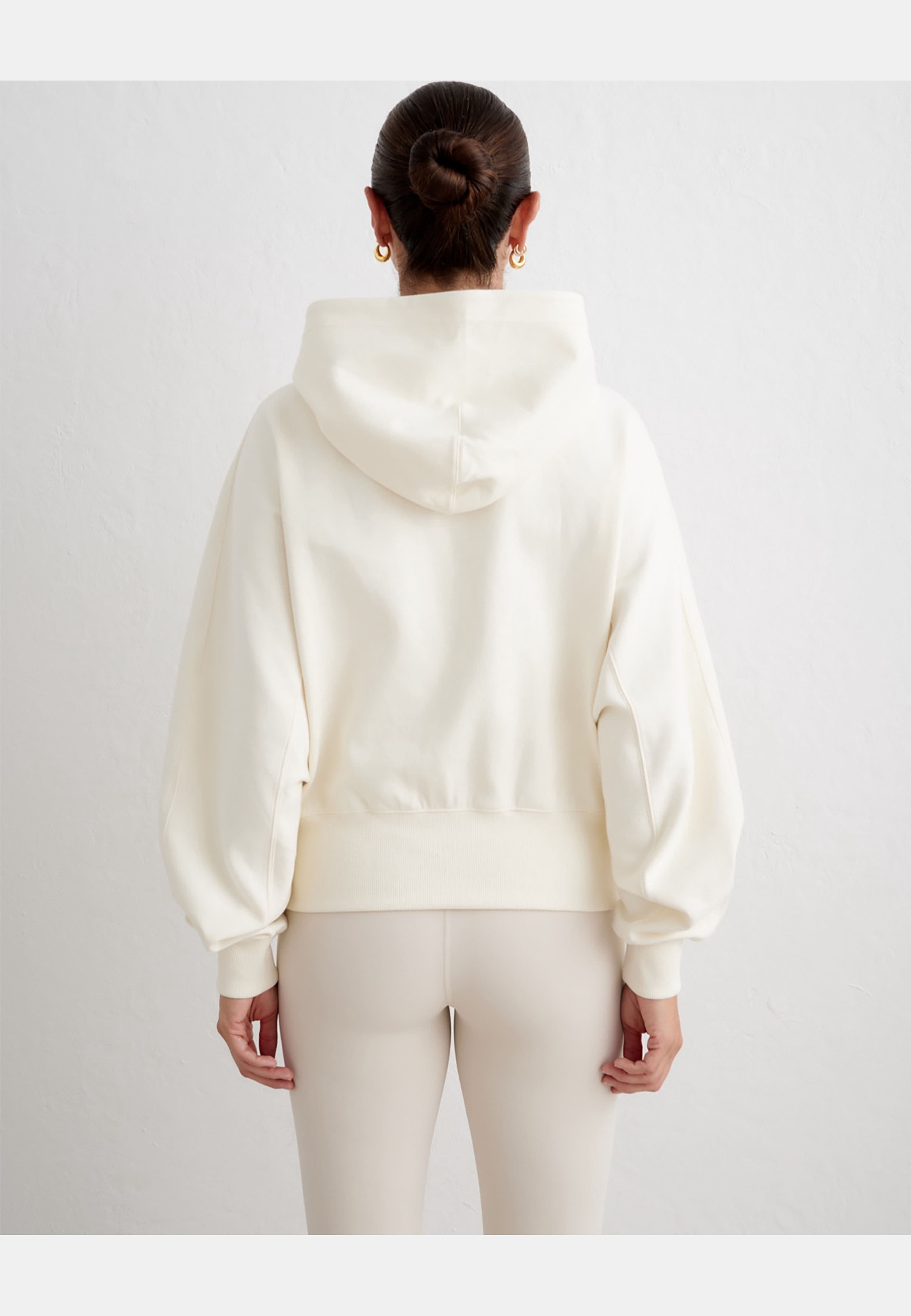 Sportif Half Zip Hood, från aim'n, i färgen cream. Klicka för att öppna bilden i stort format