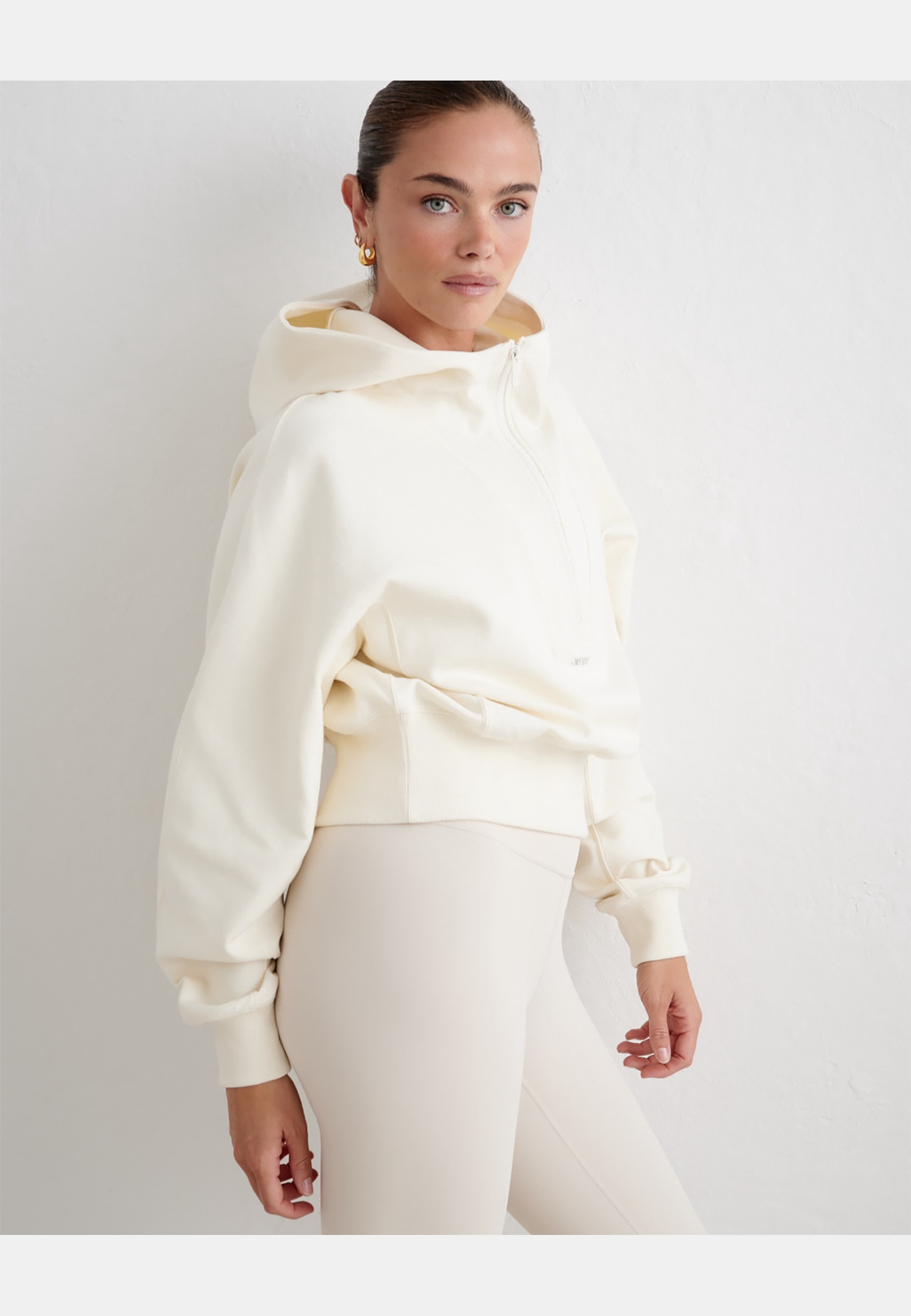Sportif Half Zip Hood, från aim'n, i färgen cream. Klicka för att öppna bilden i stort format