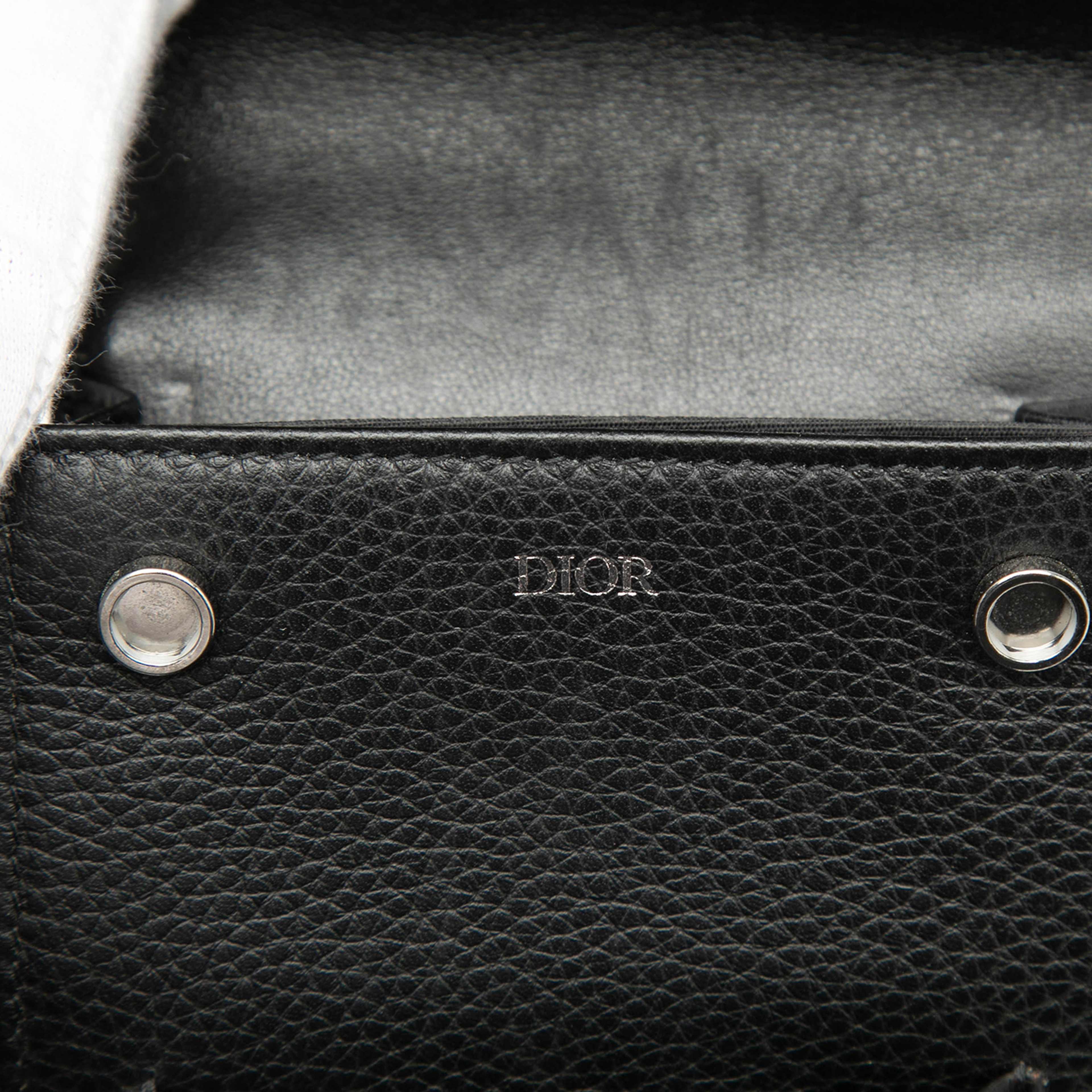 Dior Oblique Canvas Phone Holder Crossbody, från Luxclusif, i färgen navy. Klicka för att öppna bilden i stort format