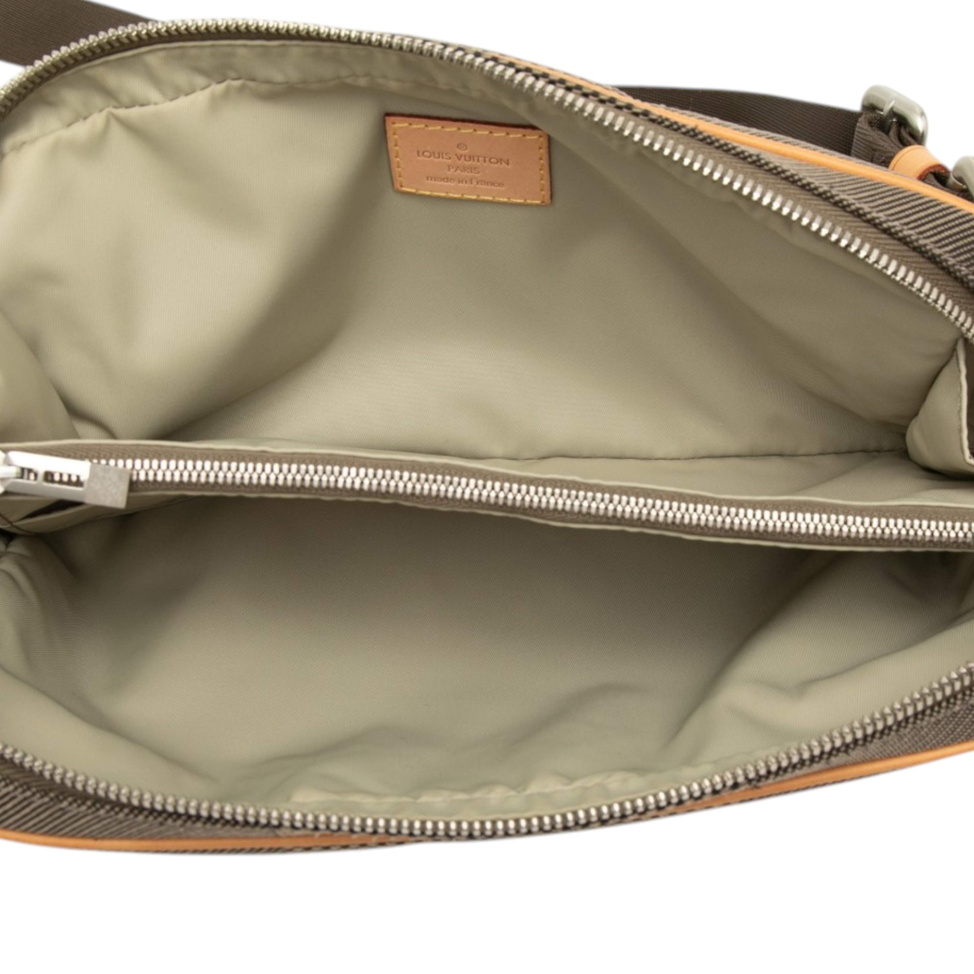 Louis Vuitton Damier Geant Acrobat, från Luxclusif, i färgen brown. Klicka för att öppna bilden i stort format