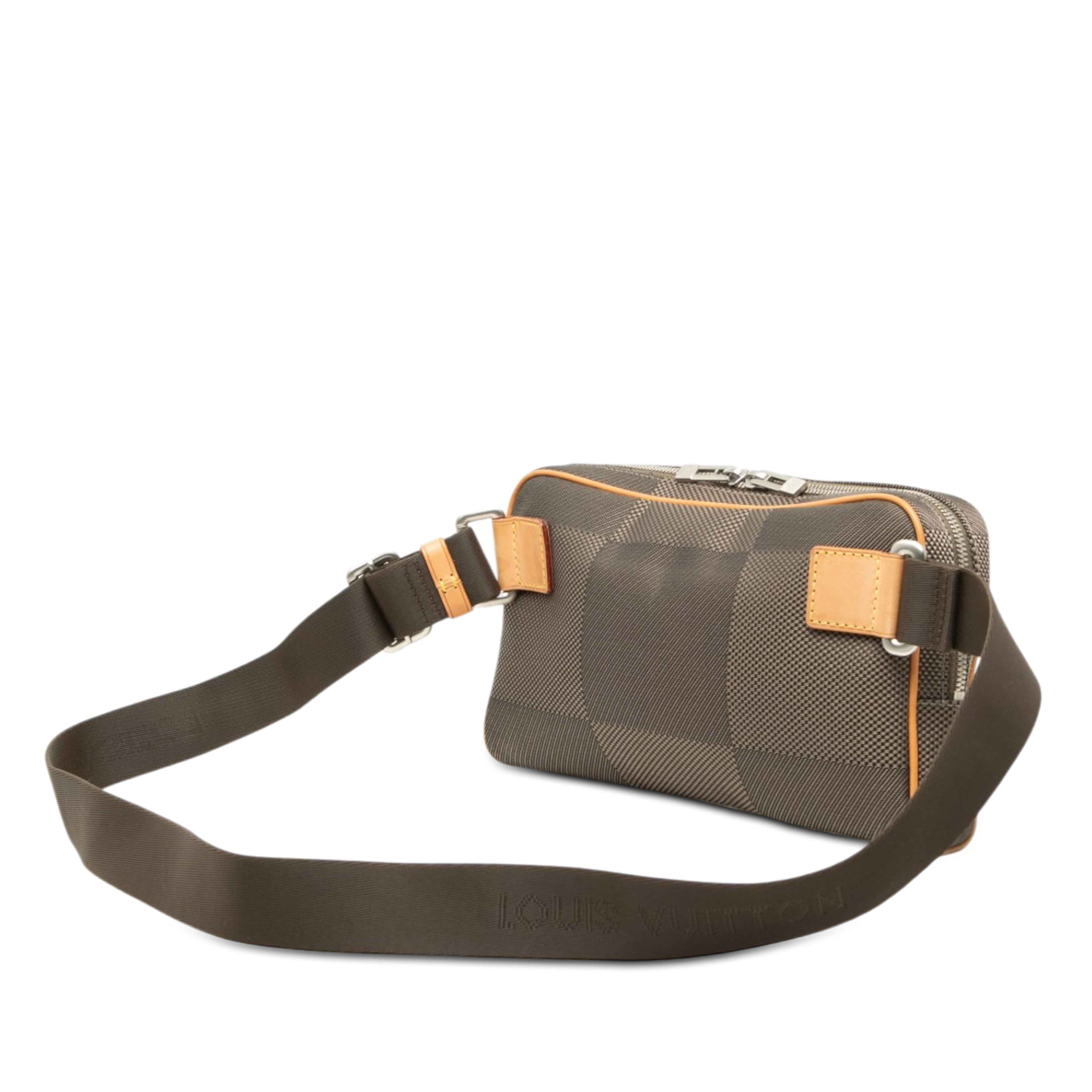 Louis Vuitton Damier Geant Acrobat, från Luxclusif, i färgen brun. Klicka för att öppna bilden i stort format