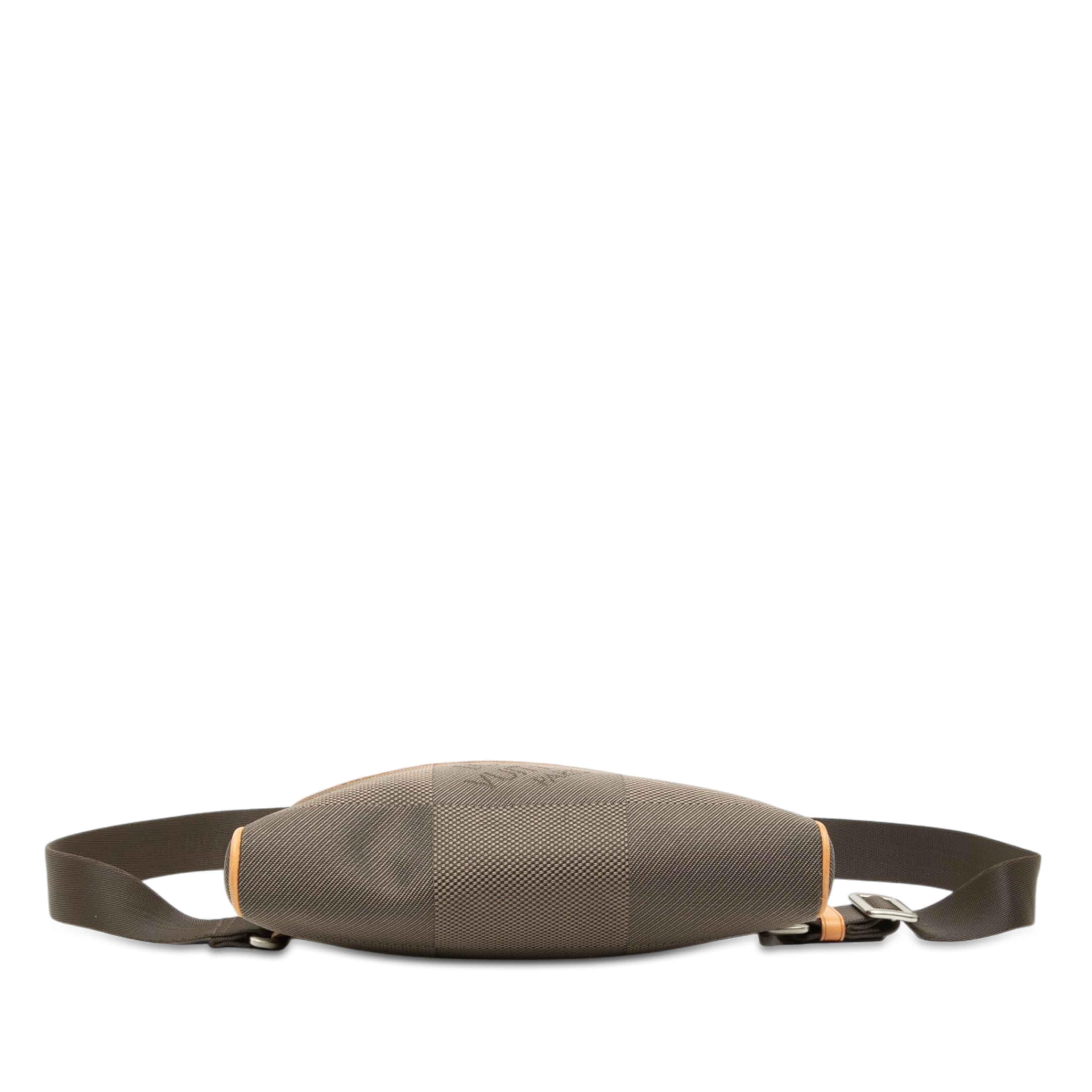 Louis Vuitton Damier Geant Acrobat, från Luxclusif, i färgen brown. Klicka för att öppna bilden i stort format