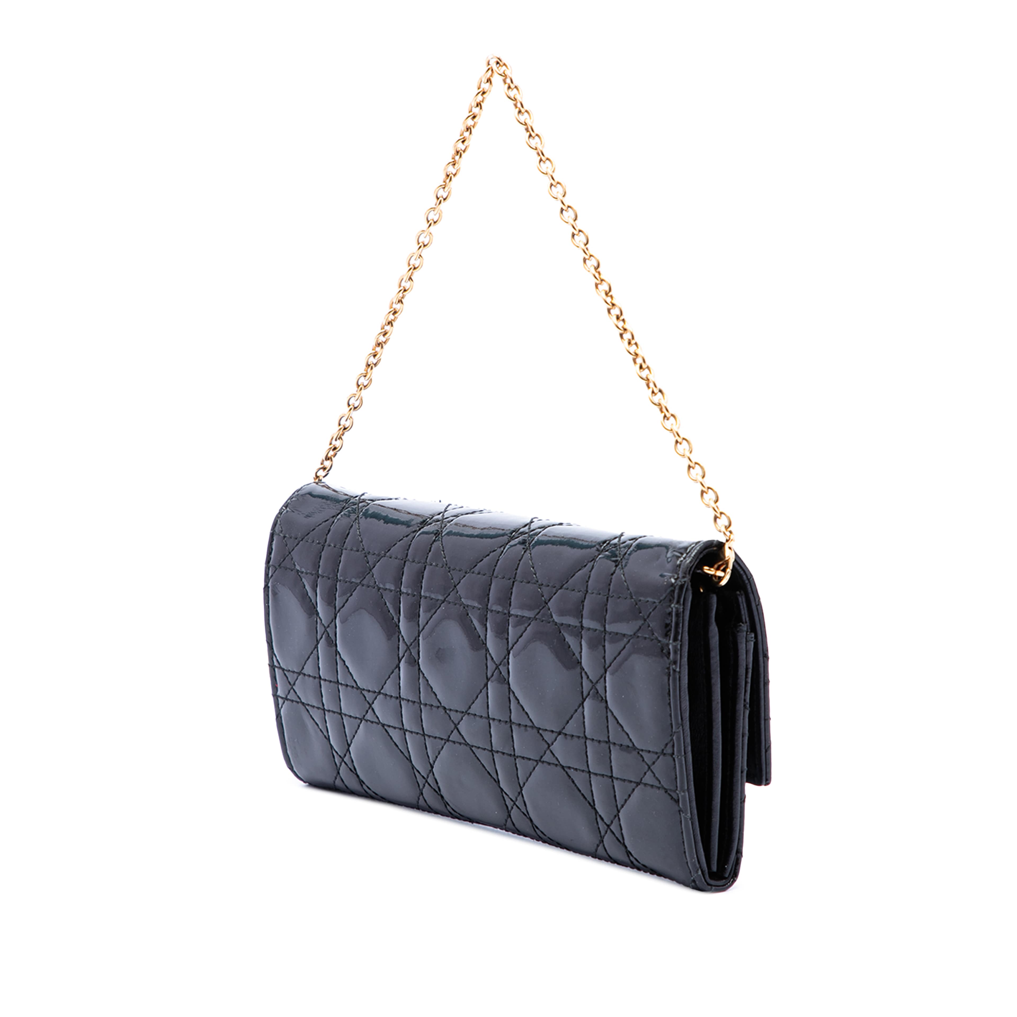 Dior Patent Cannage Lady Dior Wallet On Chain, från Luxclusif, i färgen svart. Klicka för att öppna bilden i stort format