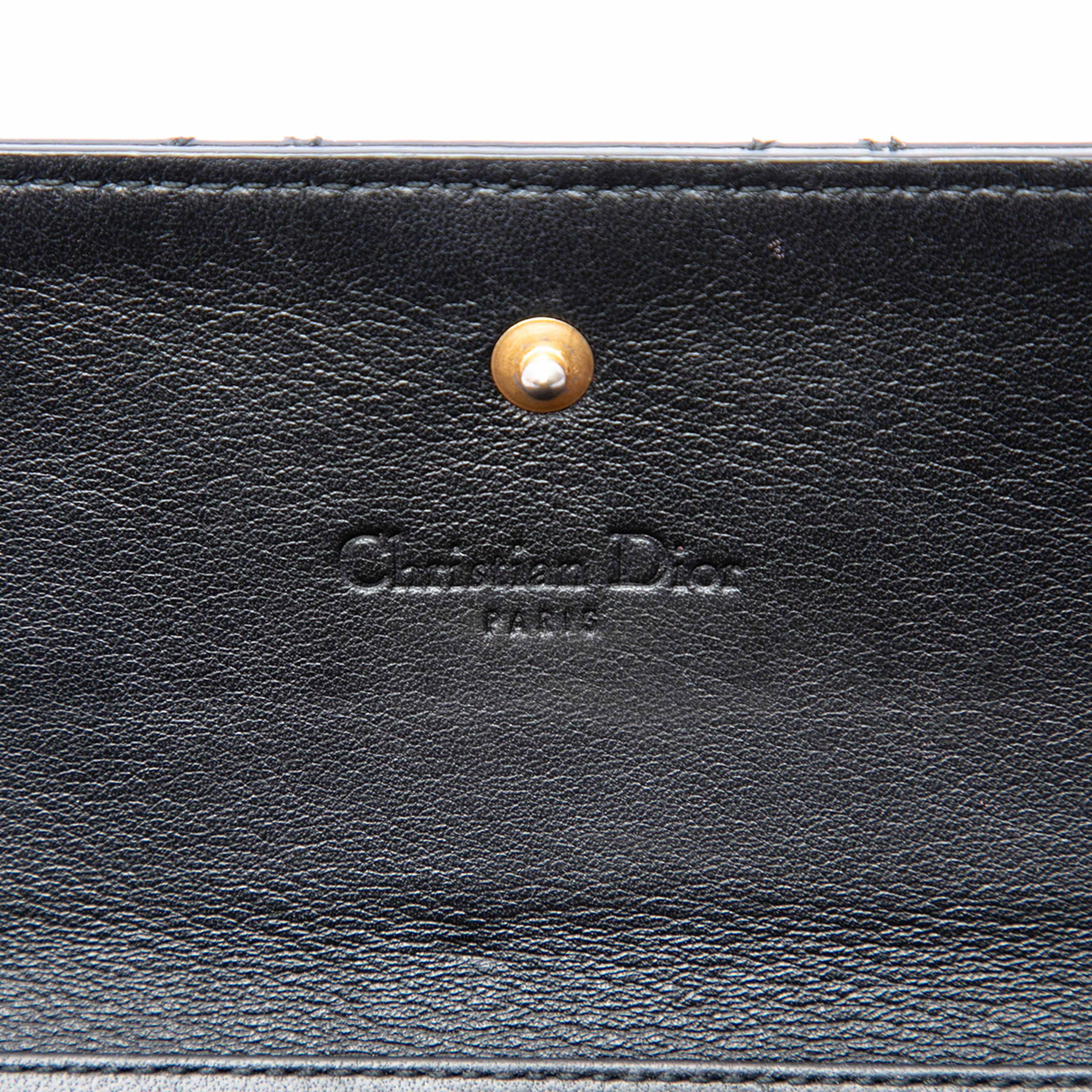 Dior Patent Cannage Lady Dior Wallet On Chain, från Luxclusif, i färgen svart. Klicka för att öppna bilden i stort format