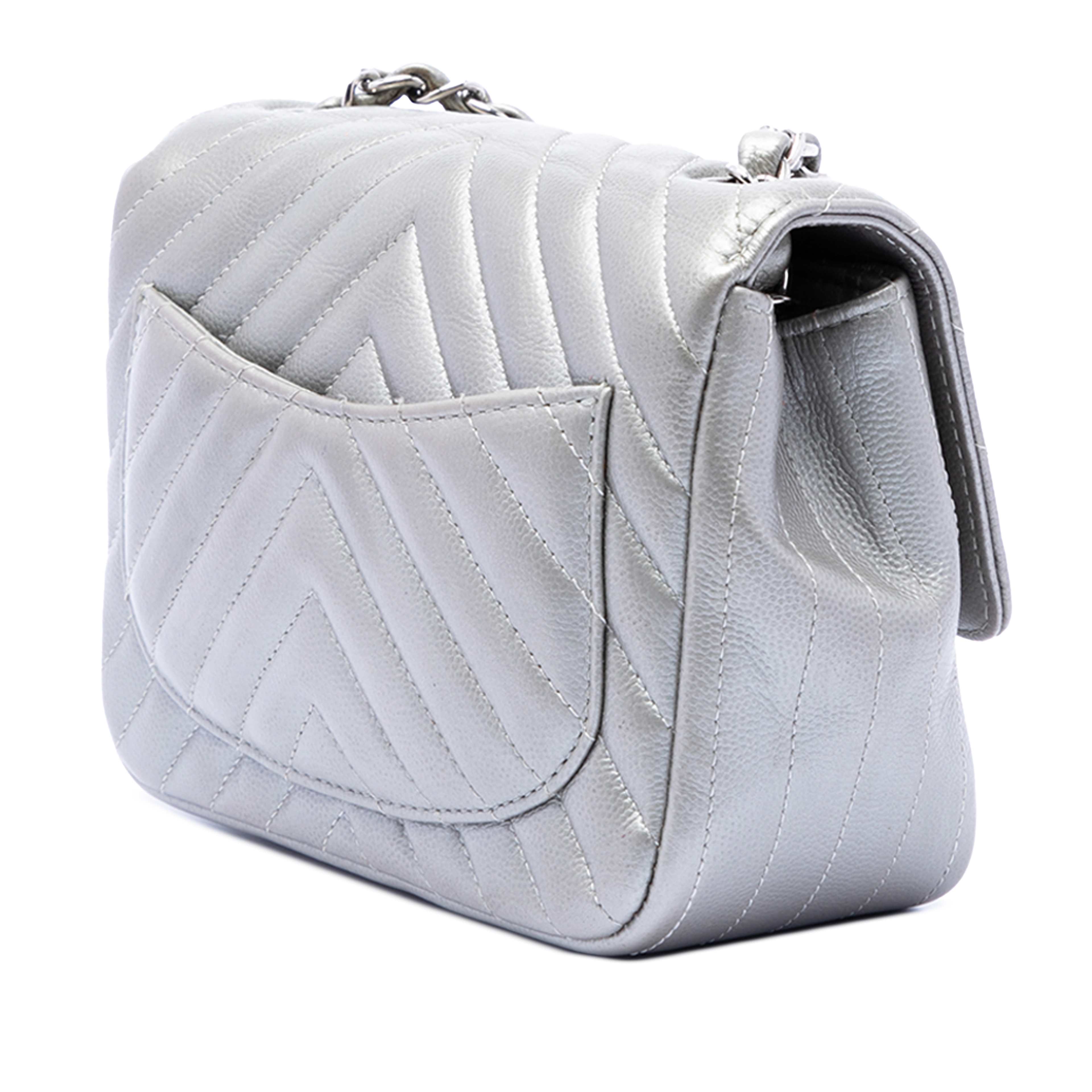 Chanel Mini Square Classic Chevron Caviar Single Flap, från Luxclusif, i färgen silver. Klicka för att öppna bilden i stort format