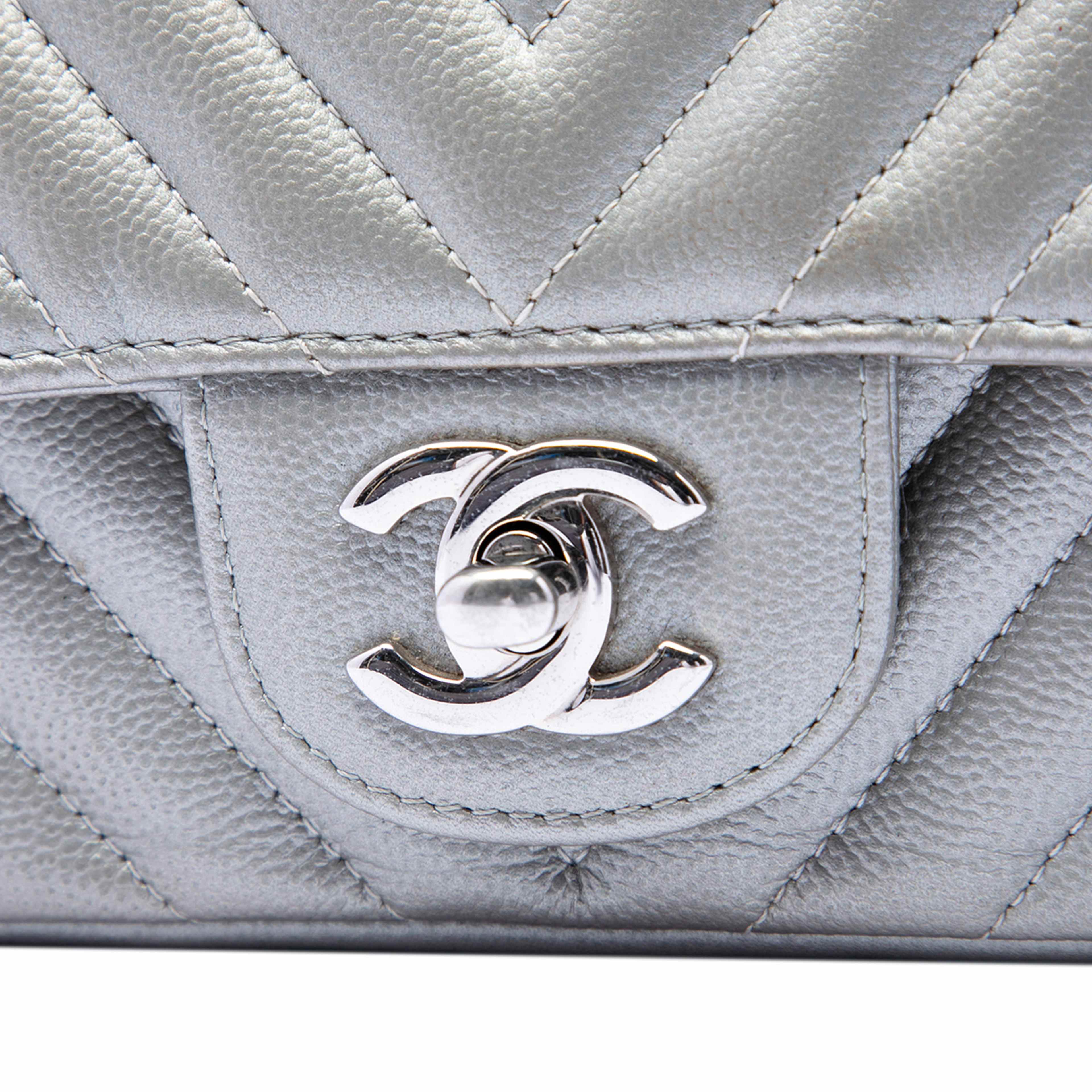 Chanel Mini Square Classic Chevron Caviar Single Flap, från Luxclusif, i färgen silver. Klicka för att öppna bilden i stort format