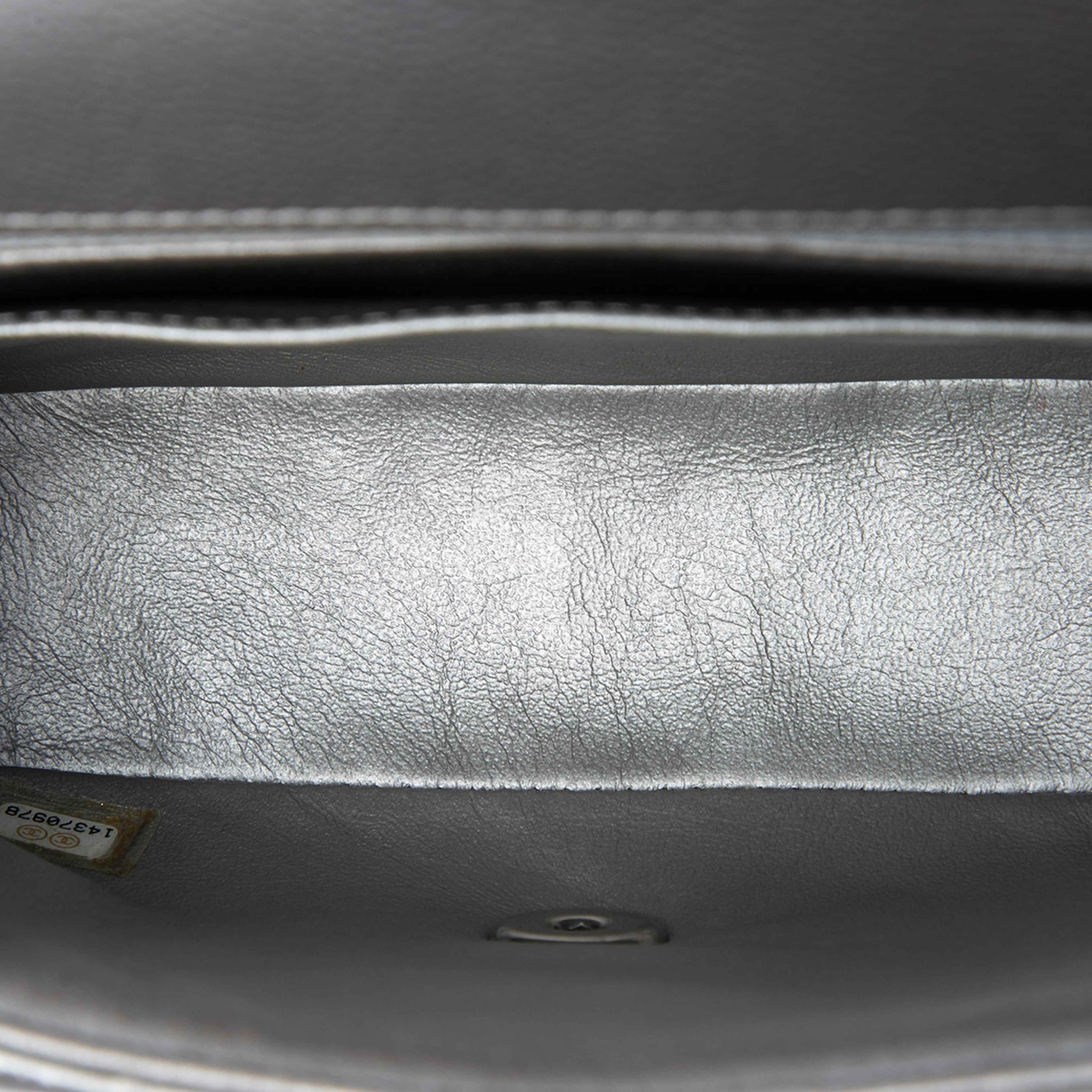 Chanel Mini Square Classic Chevron Caviar Single Flap, från Luxclusif, i färgen silver. Klicka för att öppna bilden i stort format