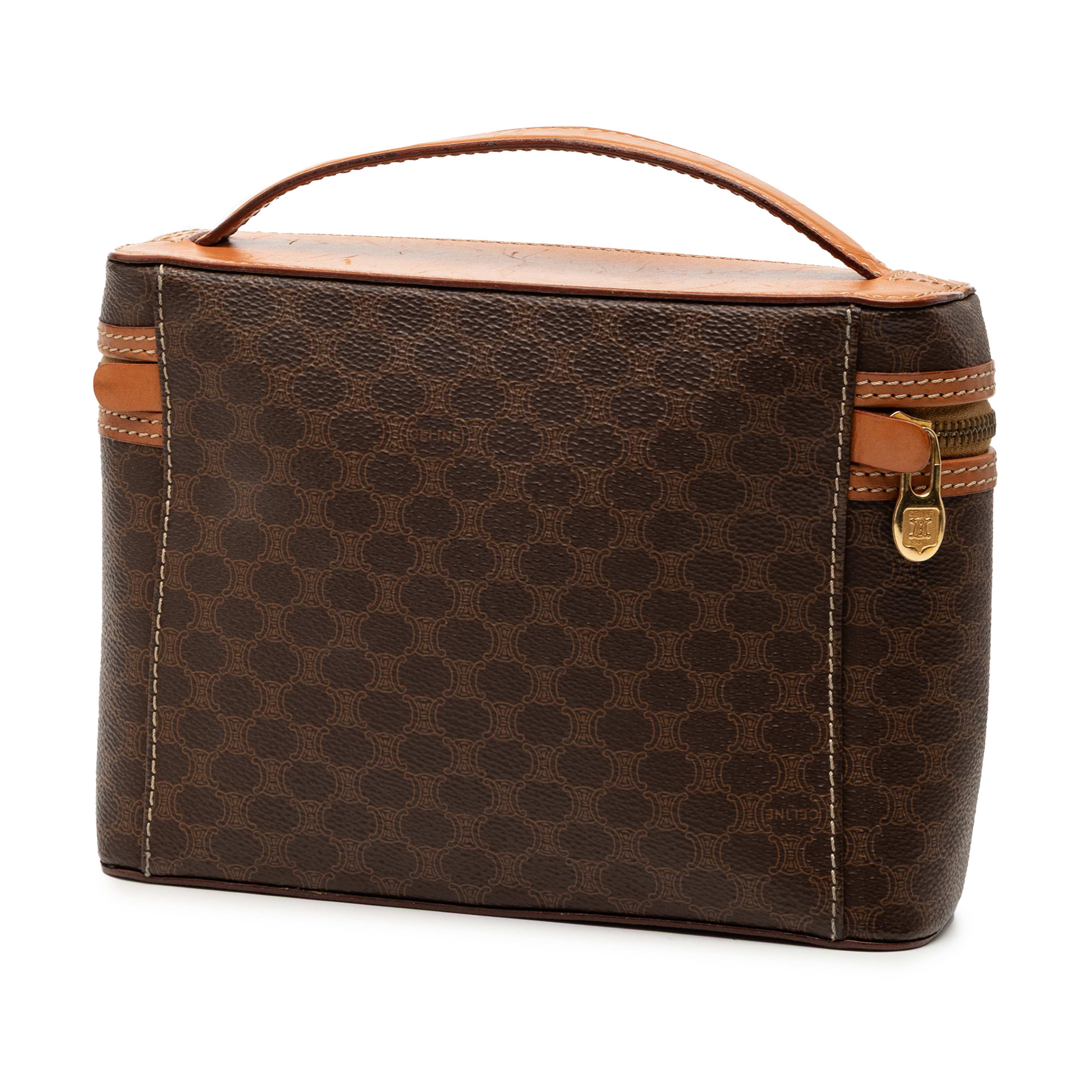 Celine Macadam Coated Canvas Vanity Bag, från Luxclusif, i färgen brown. Klicka för att öppna bilden i stort format