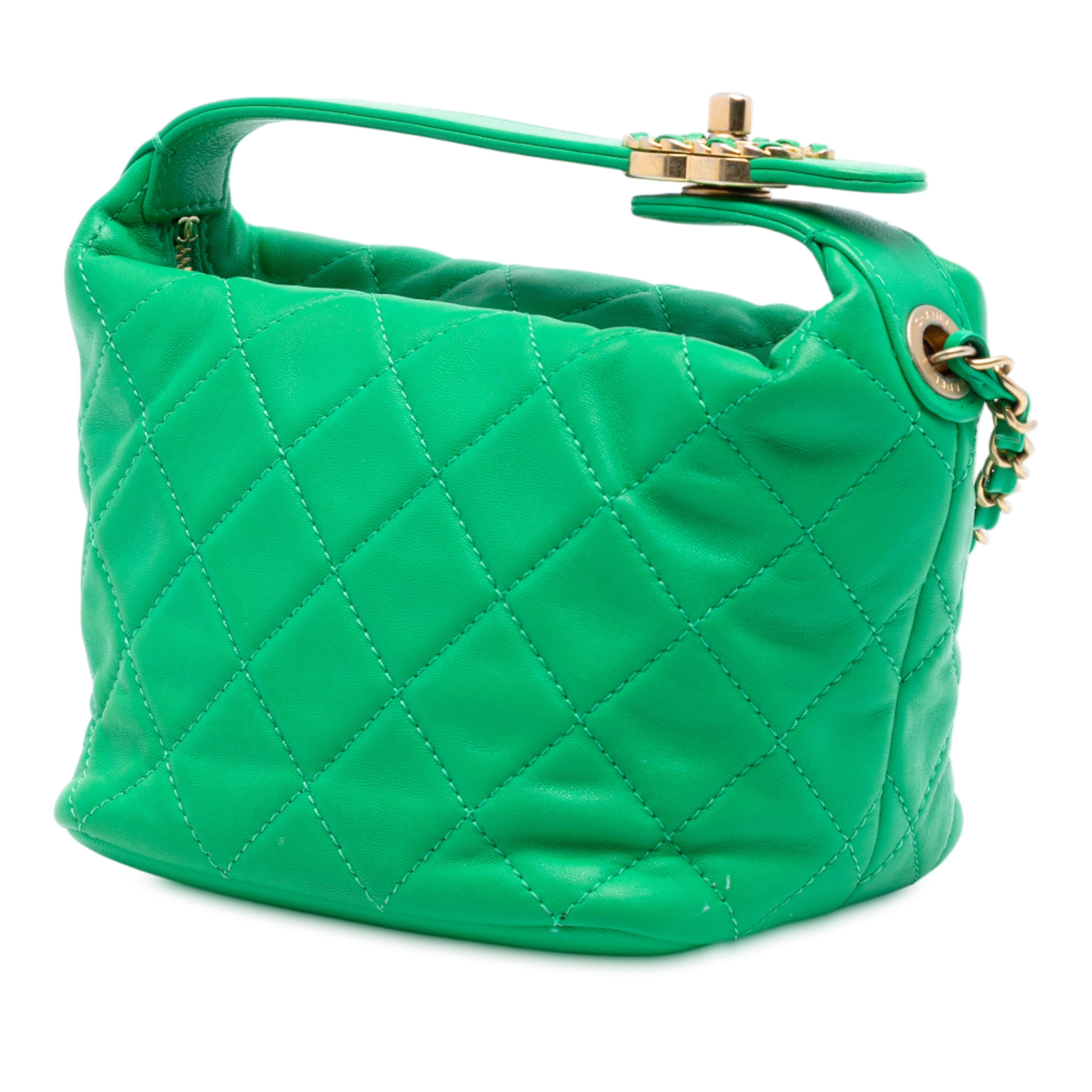 Chanel Small Quilted Lambskin Perfect Meeting Hobo, från Luxclusif, i färgen grön. Klicka för att öppna bilden i stort format
