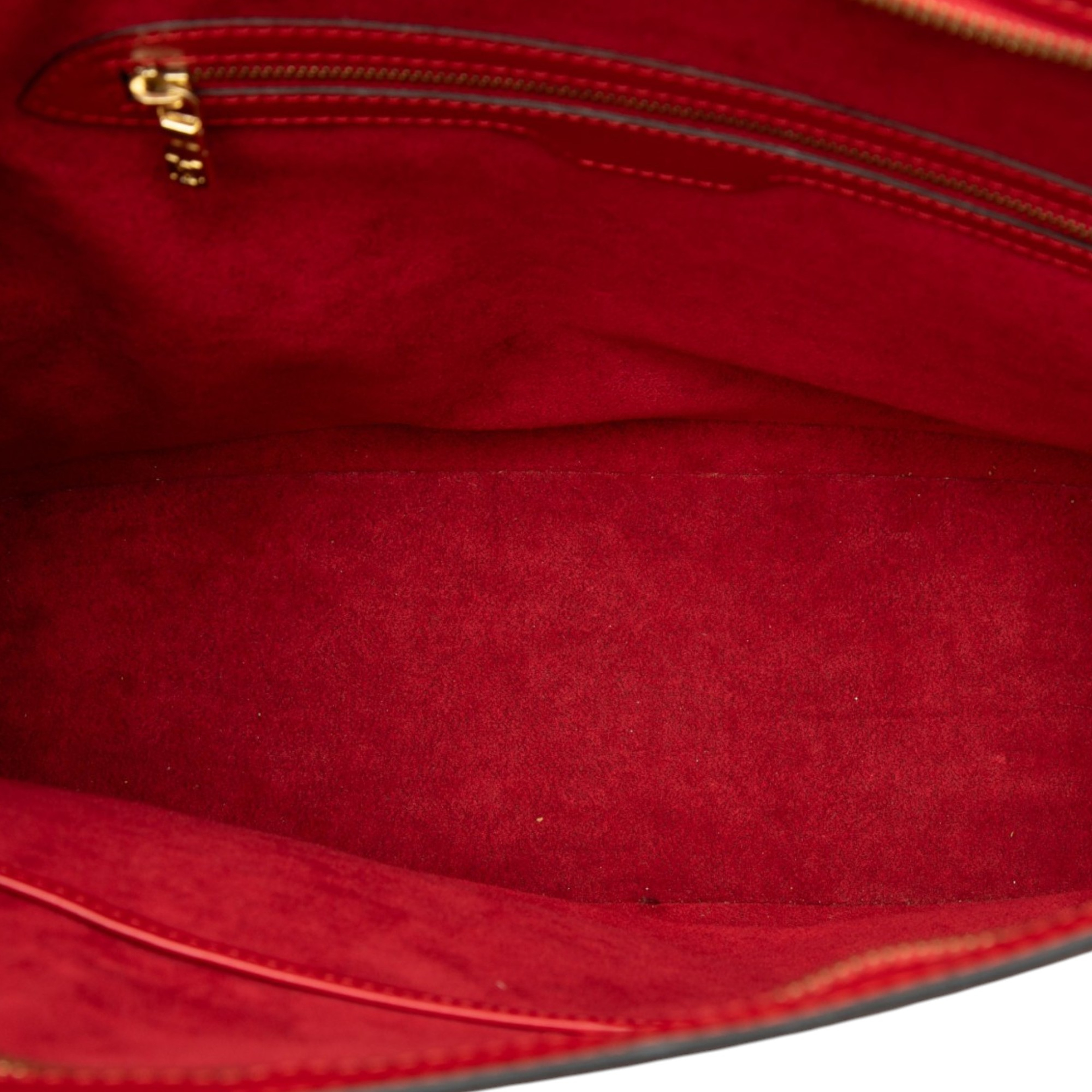 Louis Vuitton Epi Lussac, från Luxclusif, i färgen red. Klicka för att öppna bilden i stort format