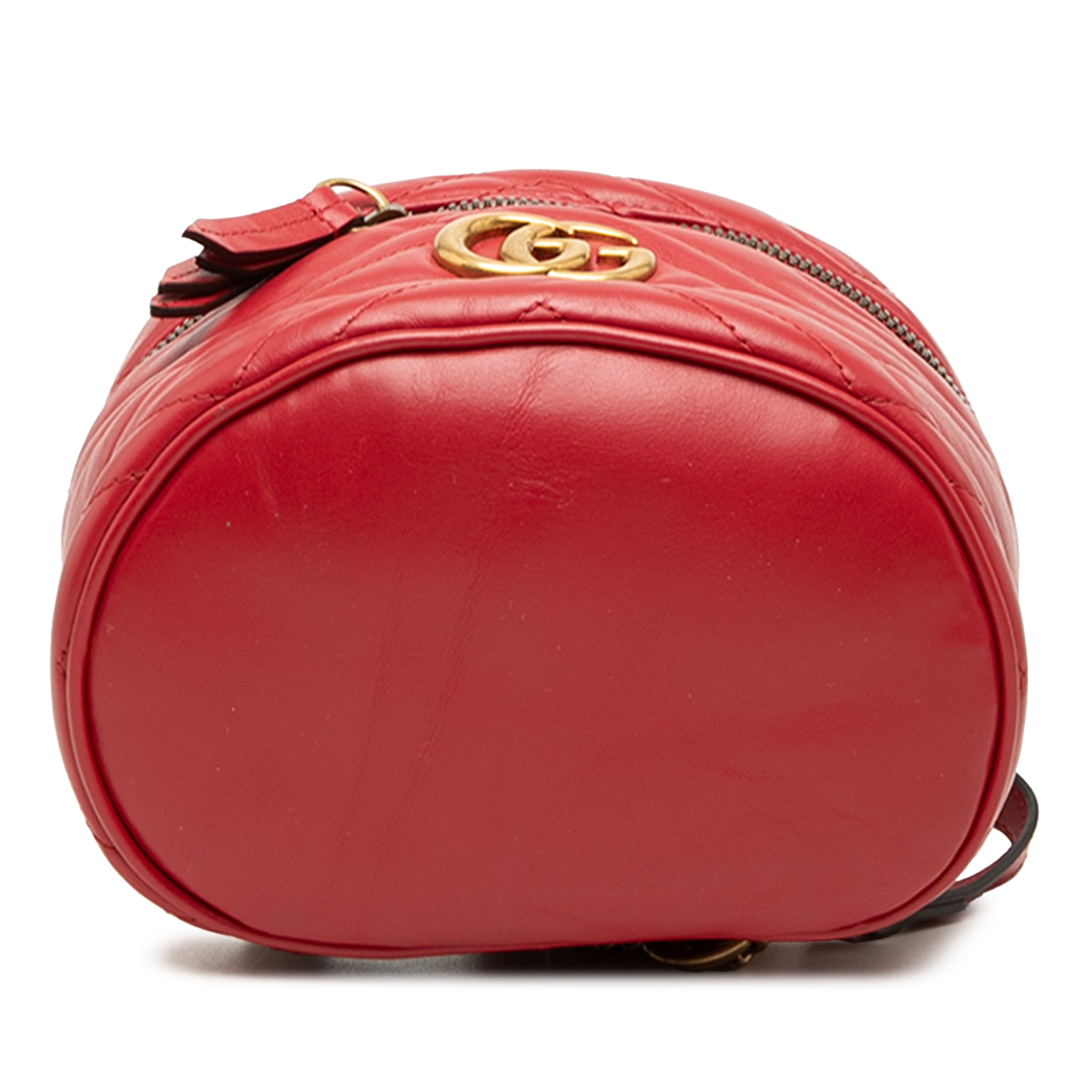 Gucci Mini Gg Marmont Matelasse Calfskin Round Backpack, från Luxclusif, i färgen röd. Klicka för att öppna bilden i stort format