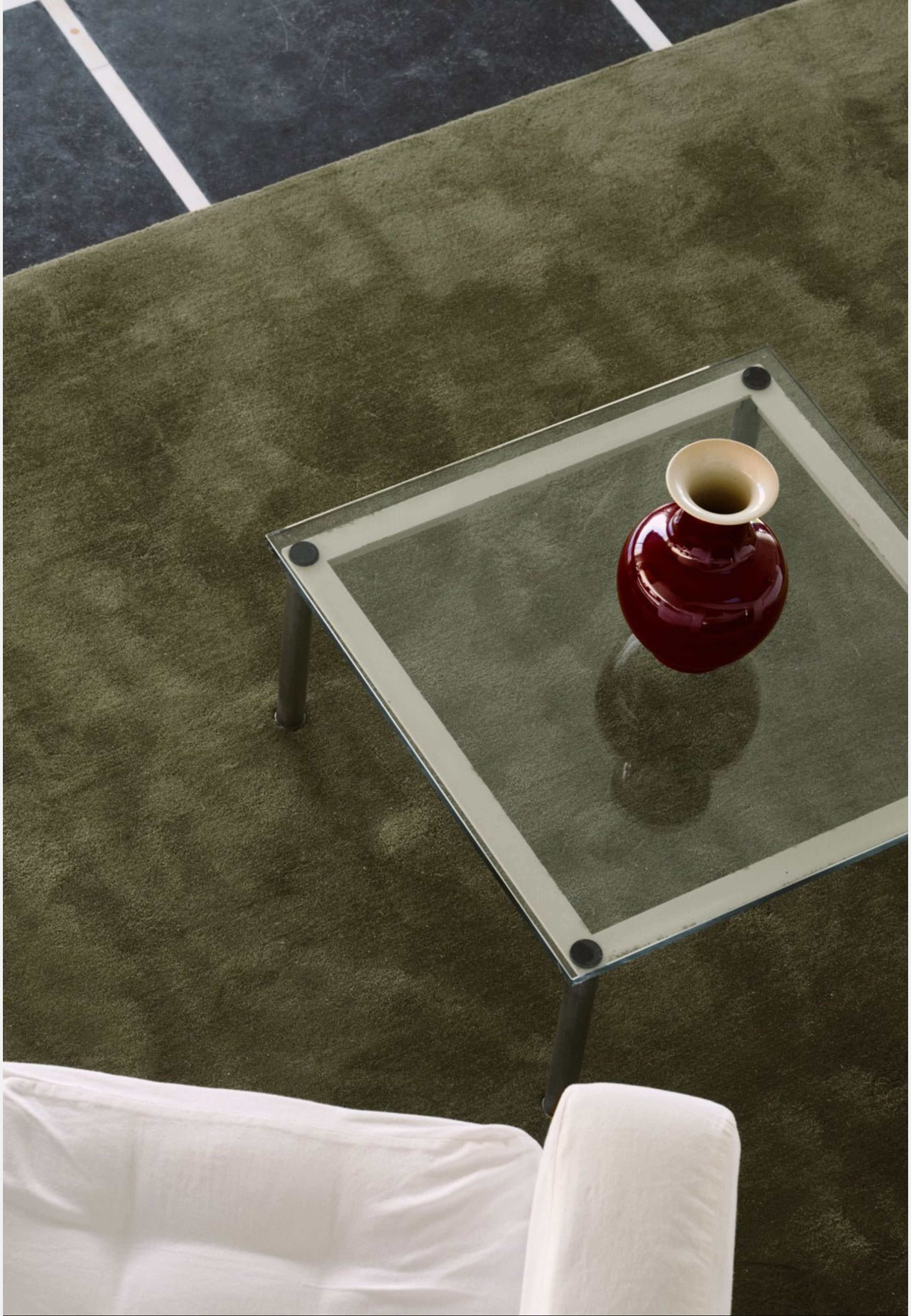 Classic Solid Ullmatta 280x270cm, från Layered, i färgen capulet olive. Klicka för att öppna bilden i stort format