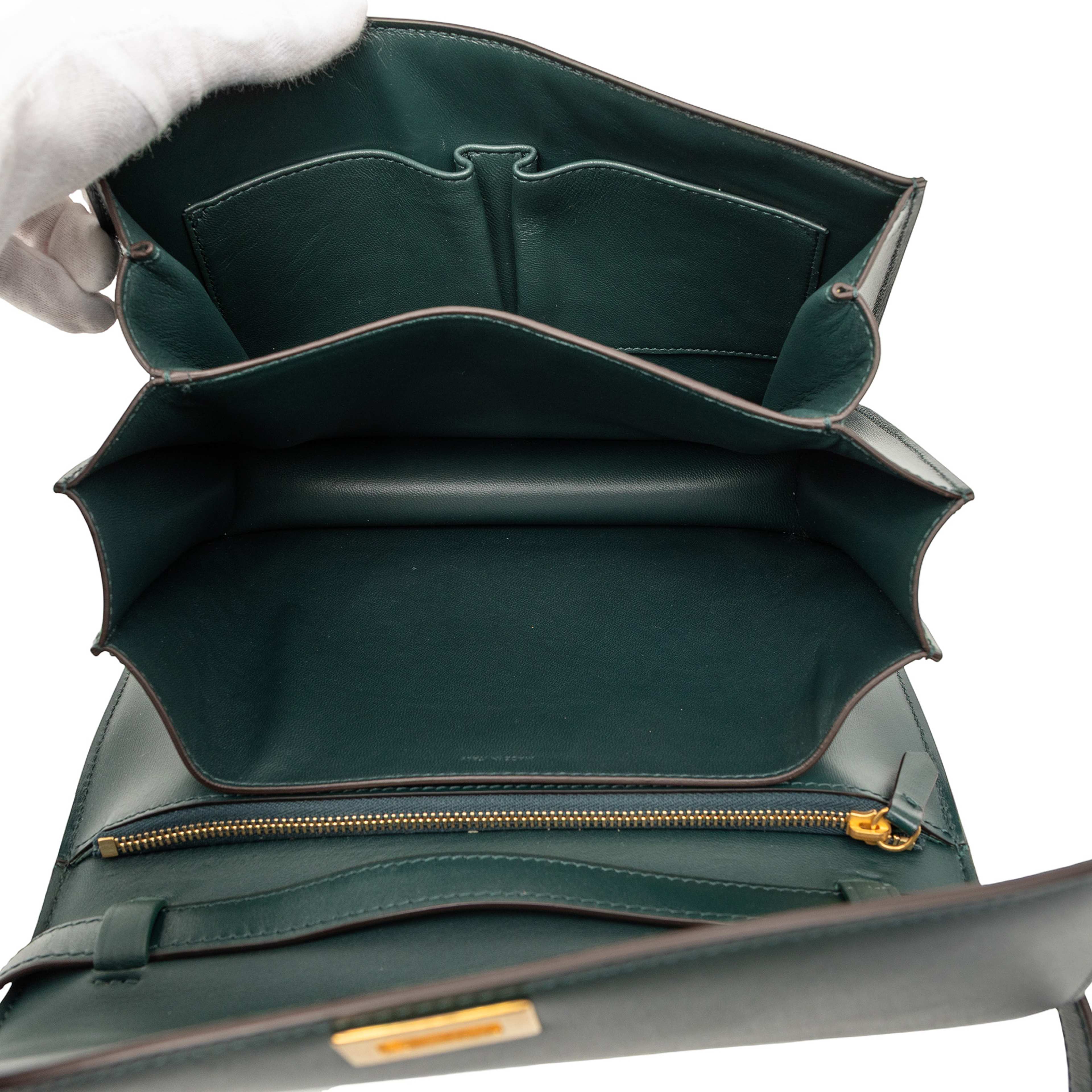 Celine Medium Calfskin Classic Box, från Luxclusif, i färgen dark green. Klicka för att öppna bilden i stort format