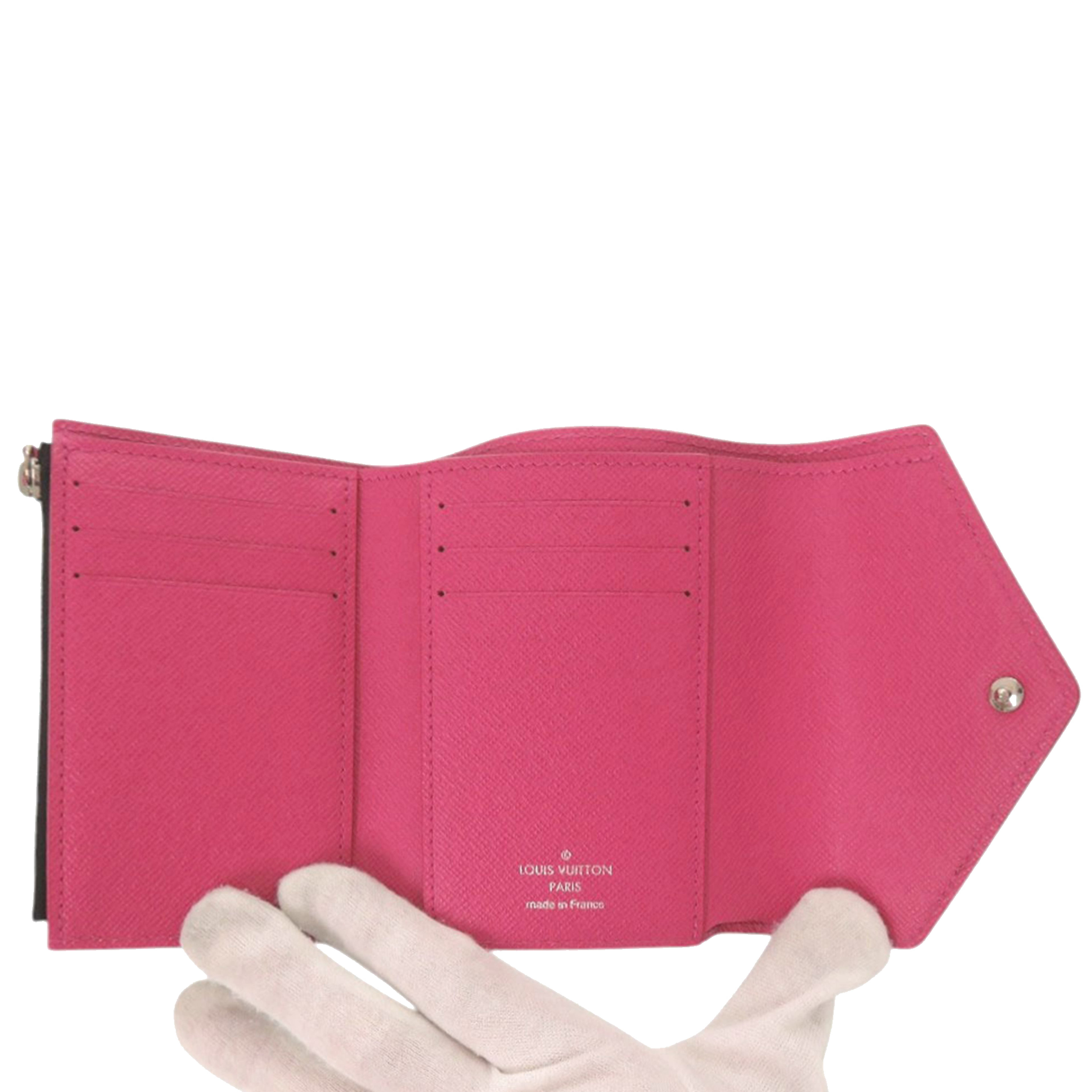 Louis Vuitton Epi Blooming Victorine Wallet, från Luxclusif, i färgen svart. Klicka för att öppna bilden i stort format