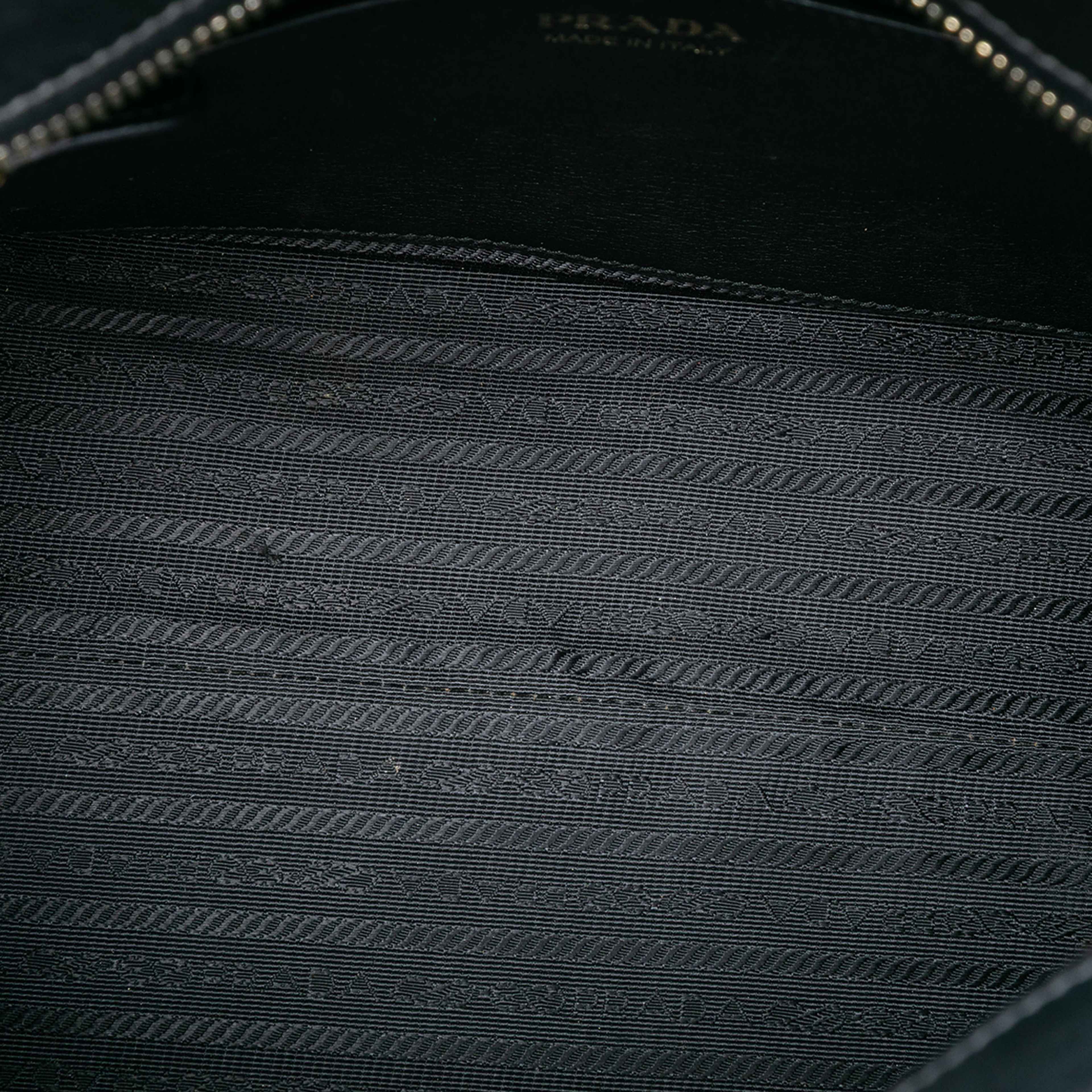 Prada Saffiano And City Calf Esplanade Satchel, från Luxclusif, i färgen green. Klicka för att öppna bilden i stort format