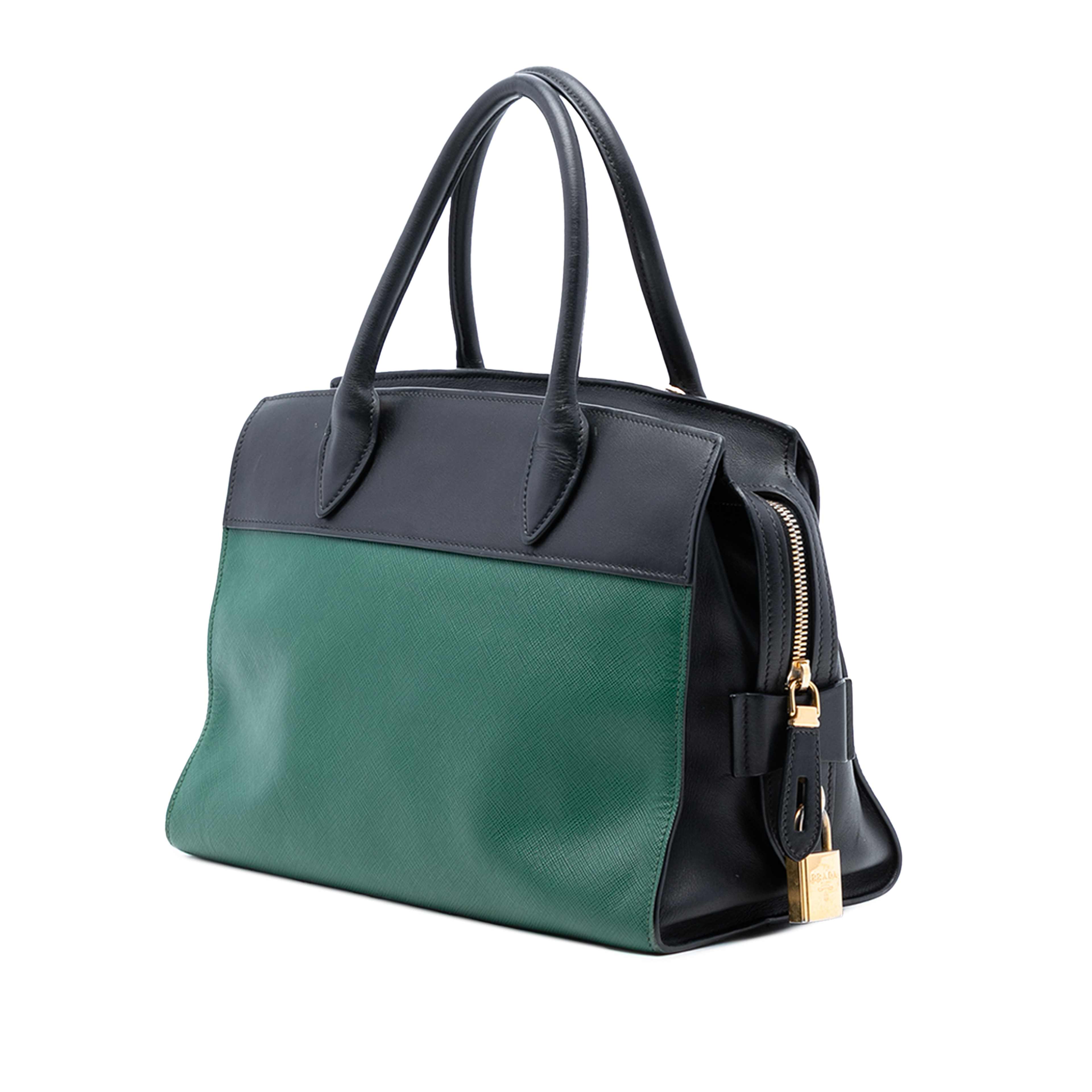 Prada Saffiano And City Calf Esplanade Satchel, från Luxclusif, i färgen green. Klicka för att öppna bilden i stort format
