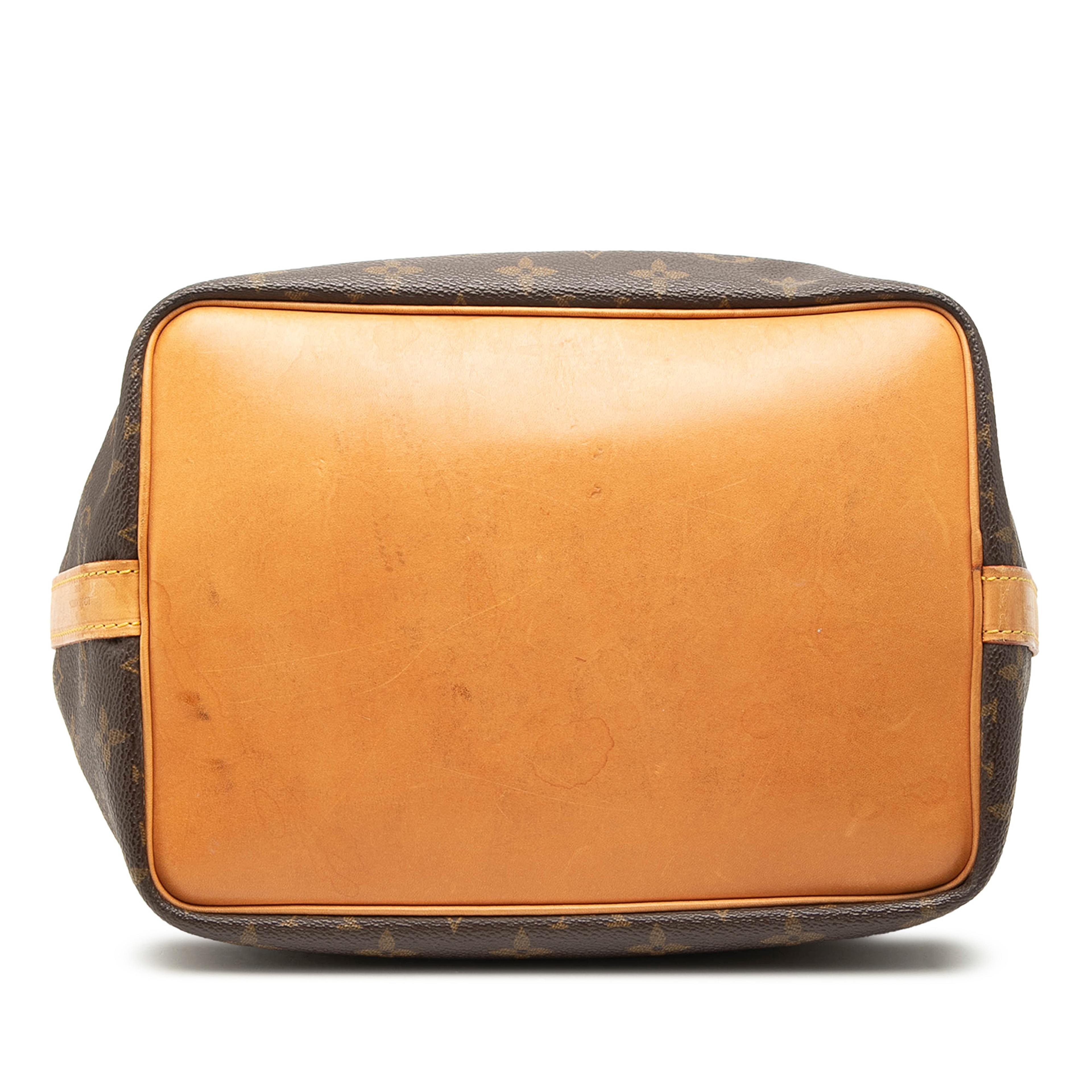 Louis Vuitton Monogram Petit Noe, från Luxclusif, i färgen brun. Klicka för att öppna bilden i stort format