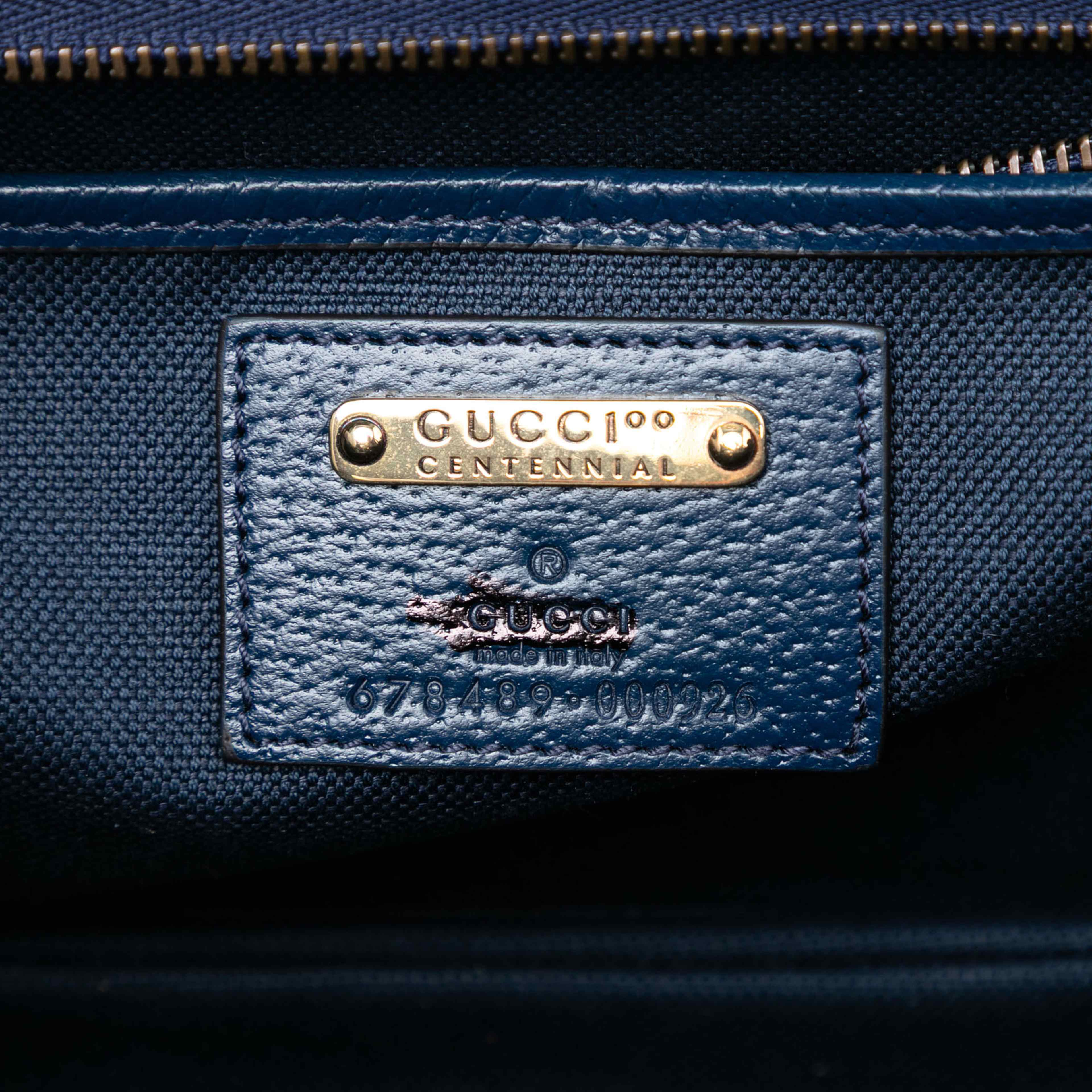 Gucci 100th Anniversary Medium Gg Coated Canvas Kaleidoscope 1947 Bamboo Top Handle Bag, från Luxclusif, i färgen blue. Klicka för att öppna bilden i stort format