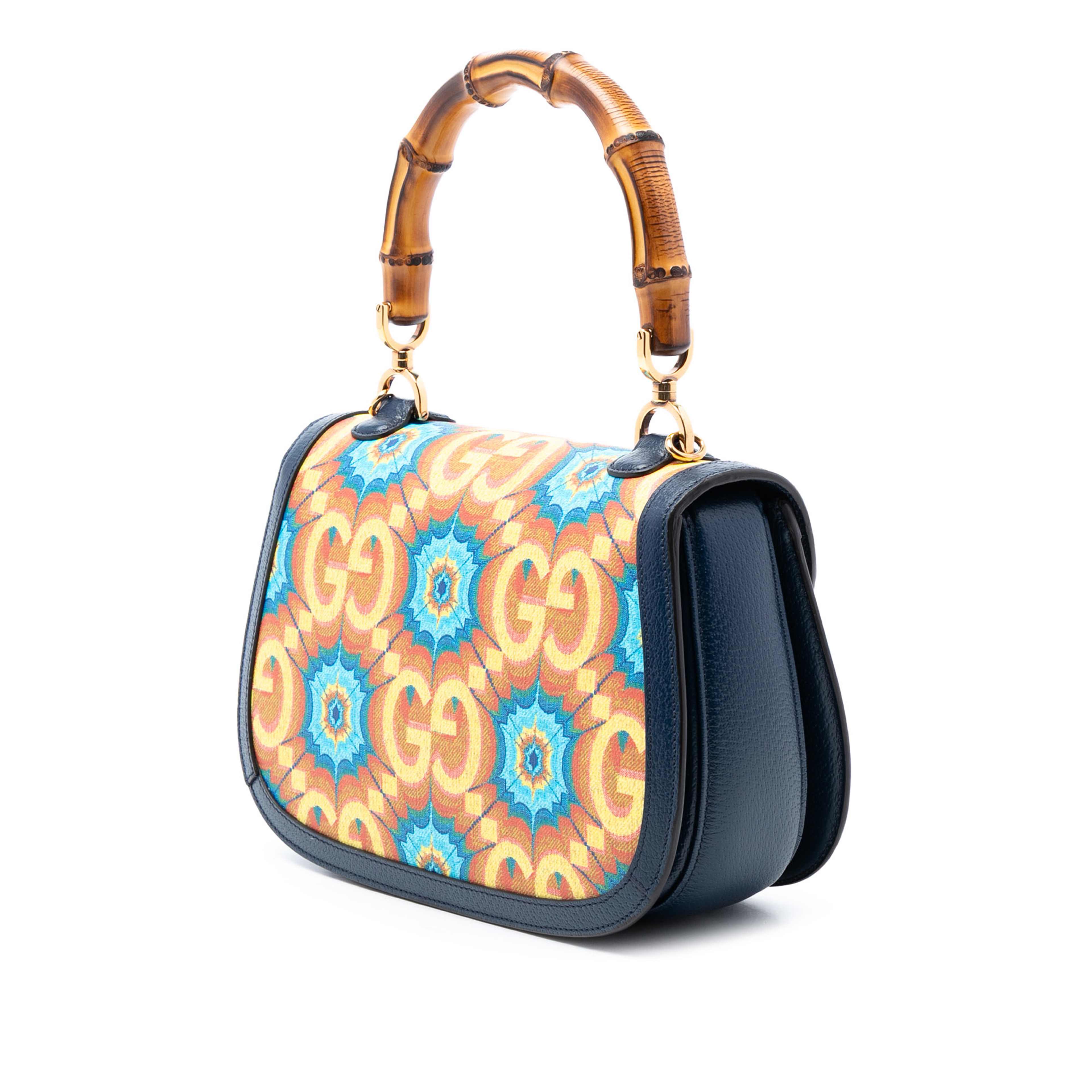 Gucci 100th Anniversary Medium Gg Coated Canvas Kaleidoscope 1947 Bamboo Top Handle Bag, från Luxclusif, i färgen blue. Klicka för att öppna bilden i stort format