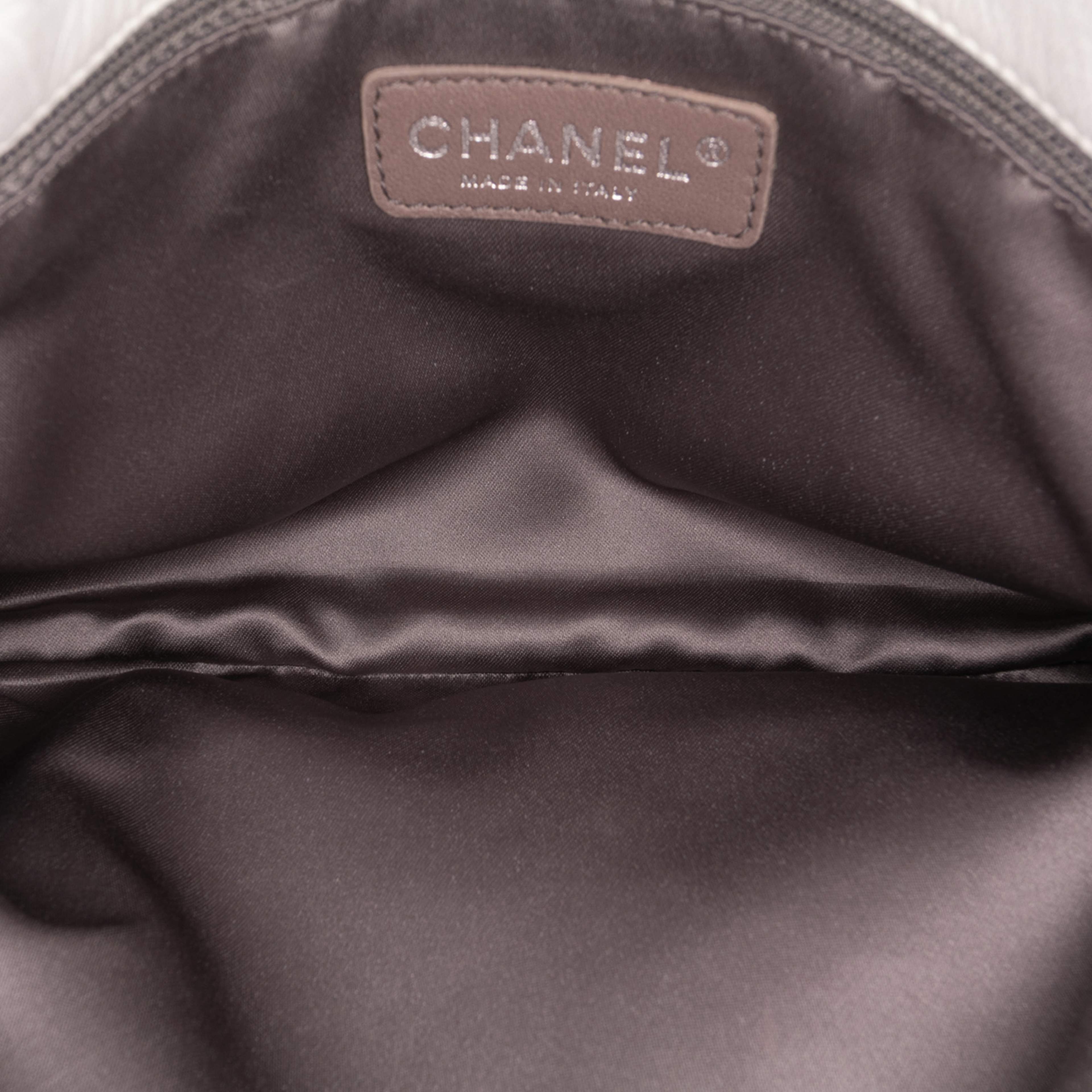 Chanel Cc Quilted Soft Lambskin Chain Mail Shoulder Bag, från Luxclusif, i färgen white. Klicka för att öppna bilden i stort format